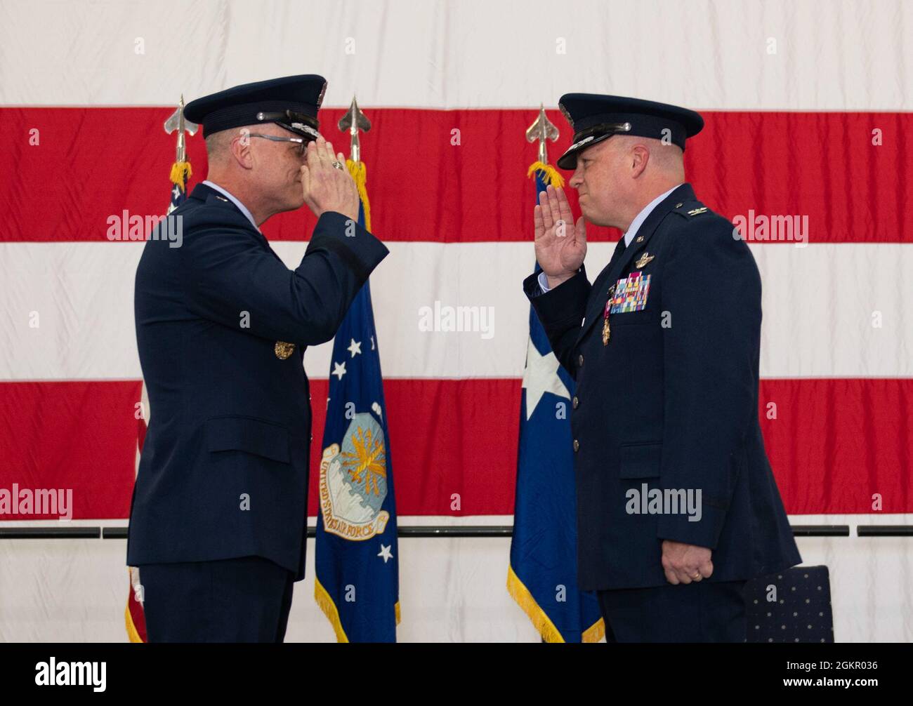 Mark Weatherington, General der US Air Force, Achte Luftwaffe und Kommandant des Joint-Global Strike Operations Center, amtiert die Zeremonie zur Änderung des Kommandos des 509. Bombenflügels, Whiteman Air Force Base, Missouri, 16. Juni 2021. Militärische Befehlswechsel-Zeremonien sind eine altehrwürdige Tradition, die die Kontinuität der Autorität symbolisiert, wenn das Kommando von einem Individuum zum anderen übergeht und durch die Übergabe der Einheitsflagge vom scheidenden Kommandanten an den neuen symbolisiert wird. Während der Zeremonie übergab Weatherington die Einheitsflagge von Col. Jeffrey Schreiner an Col. Daniel Diehl. Stockfoto