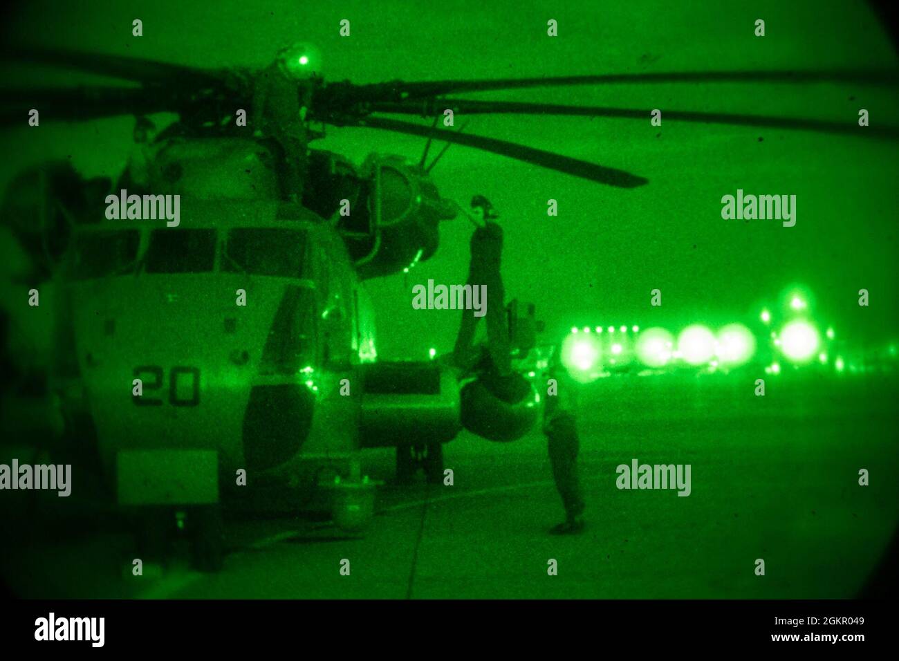 U.S. Marine Corps CH-53E Nachtschaltung von Flugzeugen, die an das Marine Heavy Helicopter Squadron (HMH) 361, Marine Aircraft Group 16, 3rd Marine Aircraft Wing, angeschlossen sind, führen Routinewartung auf der Naval Air Station Fallon, Nevada, 16. Juni 2021 durch. Wartungspersonal ist für die Einsatzbereitschaft im Jahr 24/7 unerlässlich, da sie die Zuverlässigkeit, Sicherheit und Letalität der Marine Corps-Luftfahrt mit ihrer Liebe zum Detail und ihren zeitnahen Anfragen bewahren und verbessern. Stockfoto