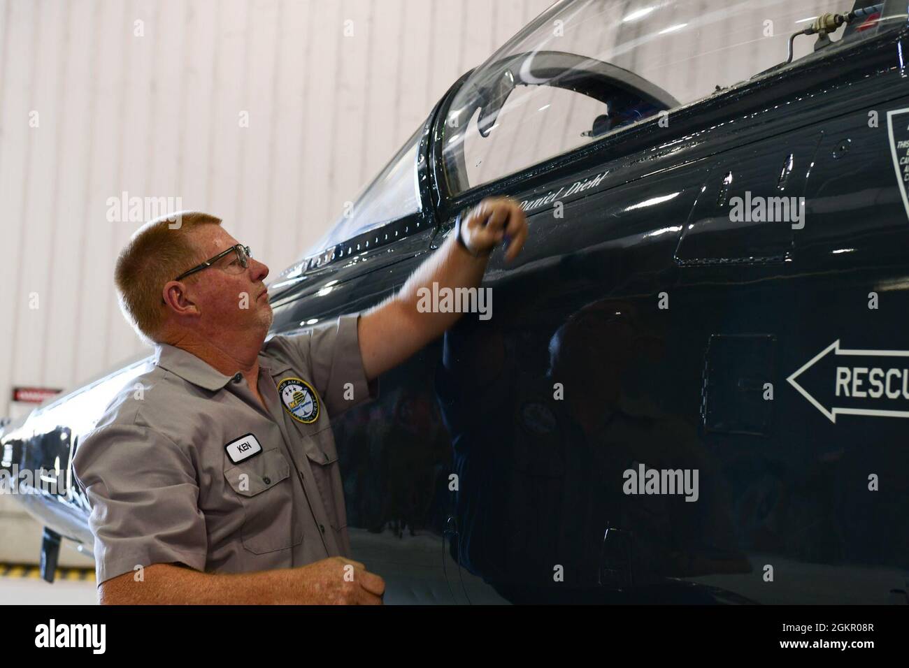 Mark Weatherington, General der US Air Force, Achte Luftwaffe und Kommandant des Joint-Global Strike Operations Center, amtiert die Zeremonie zur Änderung des Kommandos des 509. Bombenflügels, Whiteman Air Force Base, Missouri, 16. Juni 2021. Militärische Befehlswechsel-Zeremonien sind eine altehrwürdige Tradition, die die Kontinuität der Autorität symbolisiert, wenn das Kommando von einem Individuum zum anderen übergeht und durch die Übergabe der Einheitsflagge vom scheidenden Kommandanten an den neuen symbolisiert wird. Während der Zeremonie übergab Weatherington die Einheitsflagge von Col. Jeffrey Schreiner an Col. Daniel Diehl. Stockfoto