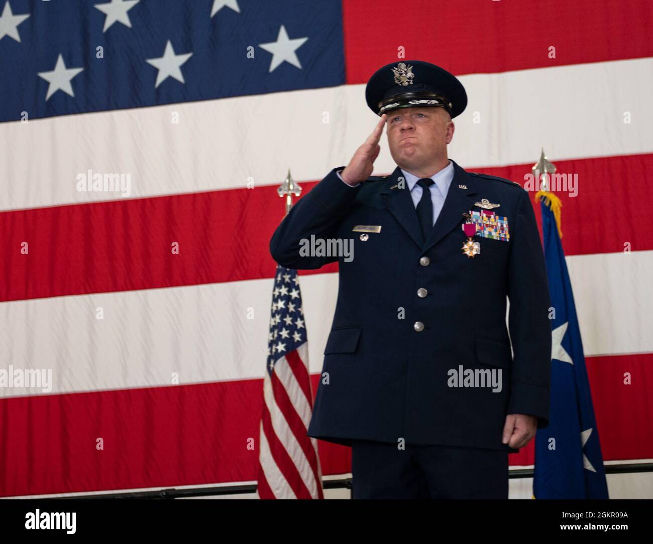 Mark Weatherington, General der US Air Force, Achte Luftwaffe und Kommandant des Joint-Global Strike Operations Center, amtiert die Zeremonie zur Änderung des Kommandos des 509. Bombenflügels, Whiteman Air Force Base, Missouri, 16. Juni 2021. Militärische Befehlswechsel-Zeremonien sind eine altehrwürdige Tradition, die die Kontinuität der Autorität symbolisiert, wenn das Kommando von einem Individuum zum anderen übergeht und durch die Übergabe der Einheitsflagge vom scheidenden Kommandanten an den neuen symbolisiert wird. Während der Zeremonie übergab Weatherington die Einheitsflagge von Col. Jeffrey Schreiner an Col. Daniel Diehl. Stockfoto