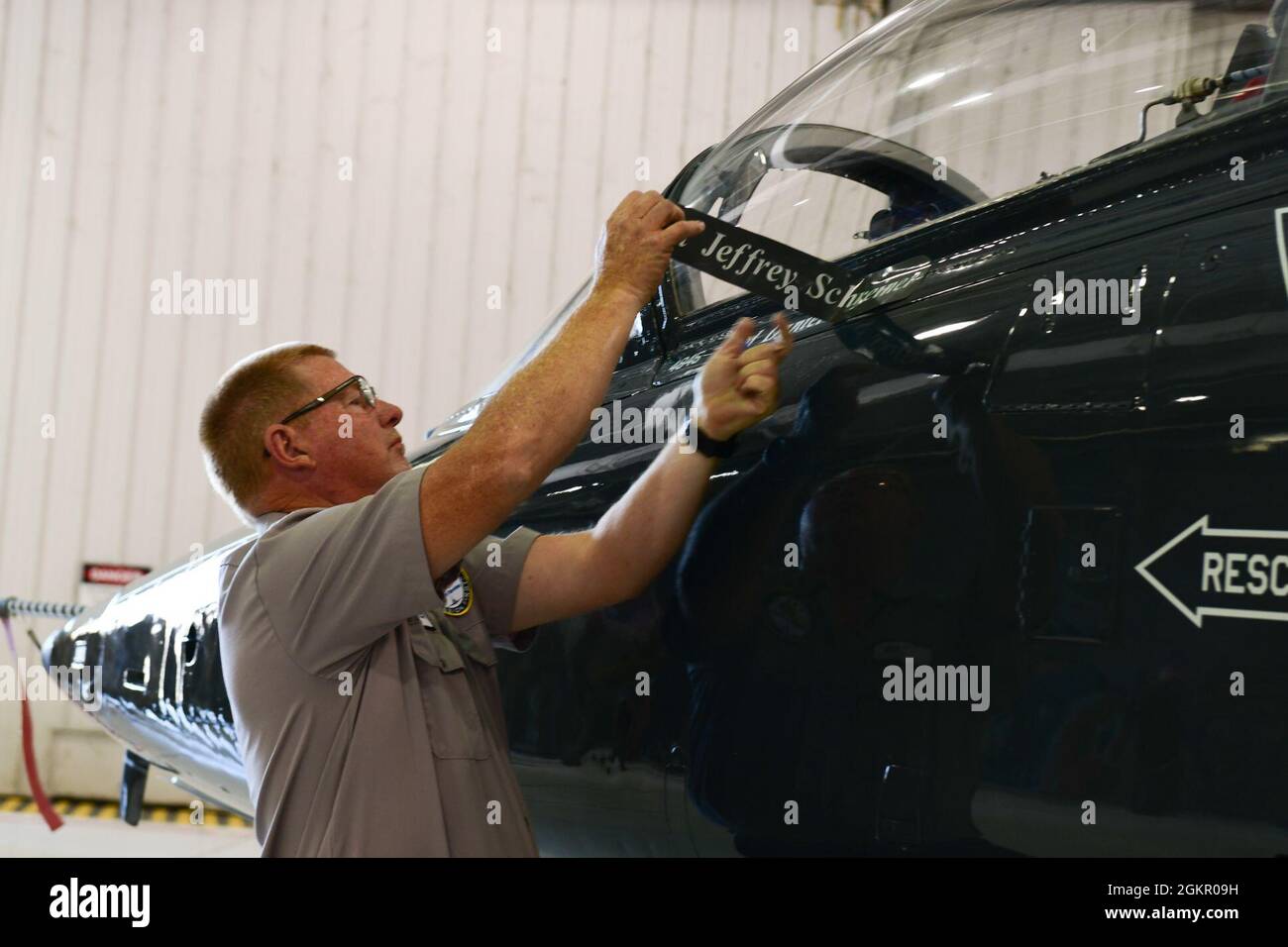 Mark Weatherington, General der US Air Force, Achte Luftwaffe und Kommandant des Joint-Global Strike Operations Center, amtiert die Zeremonie zur Änderung des Kommandos des 509. Bombenflügels, Whiteman Air Force Base, Missouri, 16. Juni 2021. Militärische Befehlswechsel-Zeremonien sind eine altehrwürdige Tradition, die die Kontinuität der Autorität symbolisiert, wenn das Kommando von einem Individuum zum anderen übergeht und durch die Übergabe der Einheitsflagge vom scheidenden Kommandanten an den neuen symbolisiert wird. Während der Zeremonie übergab Weatherington die Einheitsflagge von Col. Jeffrey Schreiner an Col. Daniel Diehl. Stockfoto