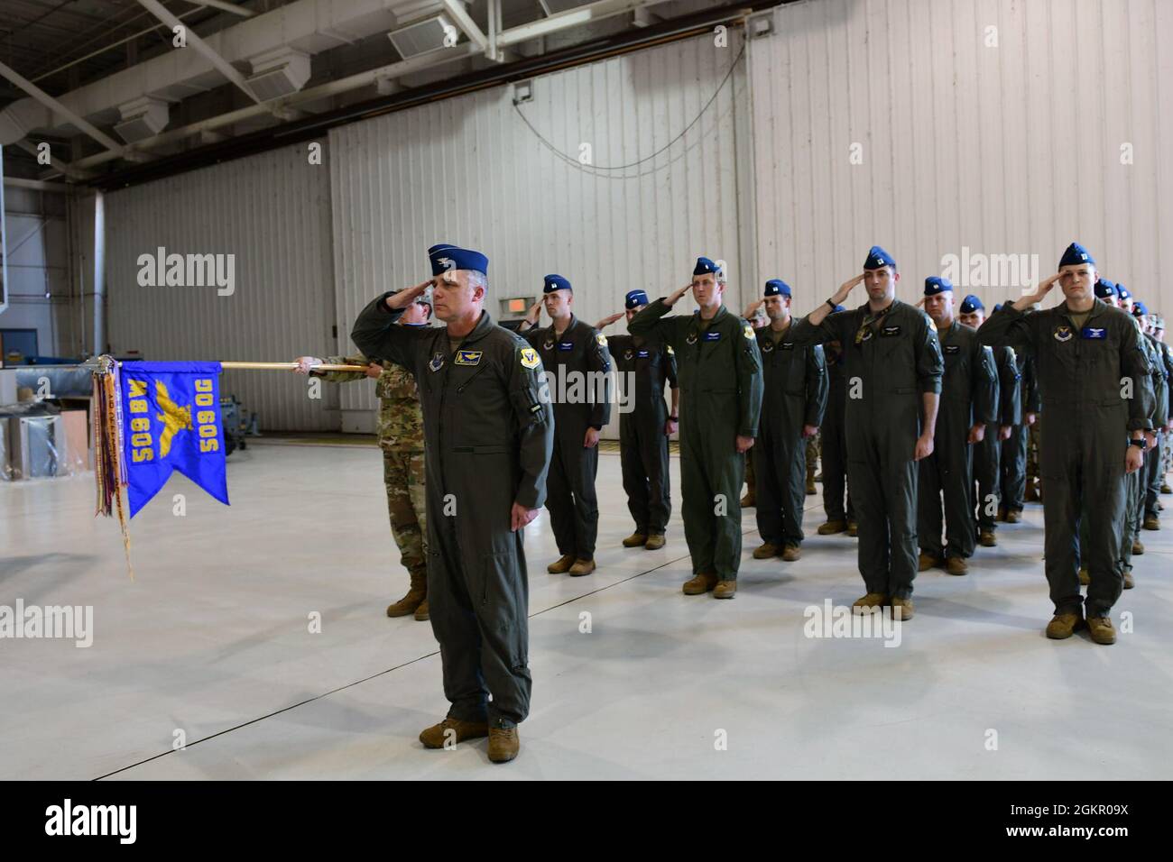 Mark Weatherington, General der US Air Force, Achte Luftwaffe und Kommandant des Joint-Global Strike Operations Center, amtiert die Zeremonie zur Änderung des Kommandos des 509. Bombenflügels, Whiteman Air Force Base, Missouri, 16. Juni 2021. Militärische Befehlswechsel-Zeremonien sind eine altehrwürdige Tradition, die die Kontinuität der Autorität symbolisiert, wenn das Kommando von einem Individuum zum anderen übergeht und durch die Übergabe der Einheitsflagge vom scheidenden Kommandanten an den neuen symbolisiert wird. Während der Zeremonie übergab Weatherington die Einheitsflagge von Col. Jeffrey Schreiner an Col. Daniel Diehl. Stockfoto