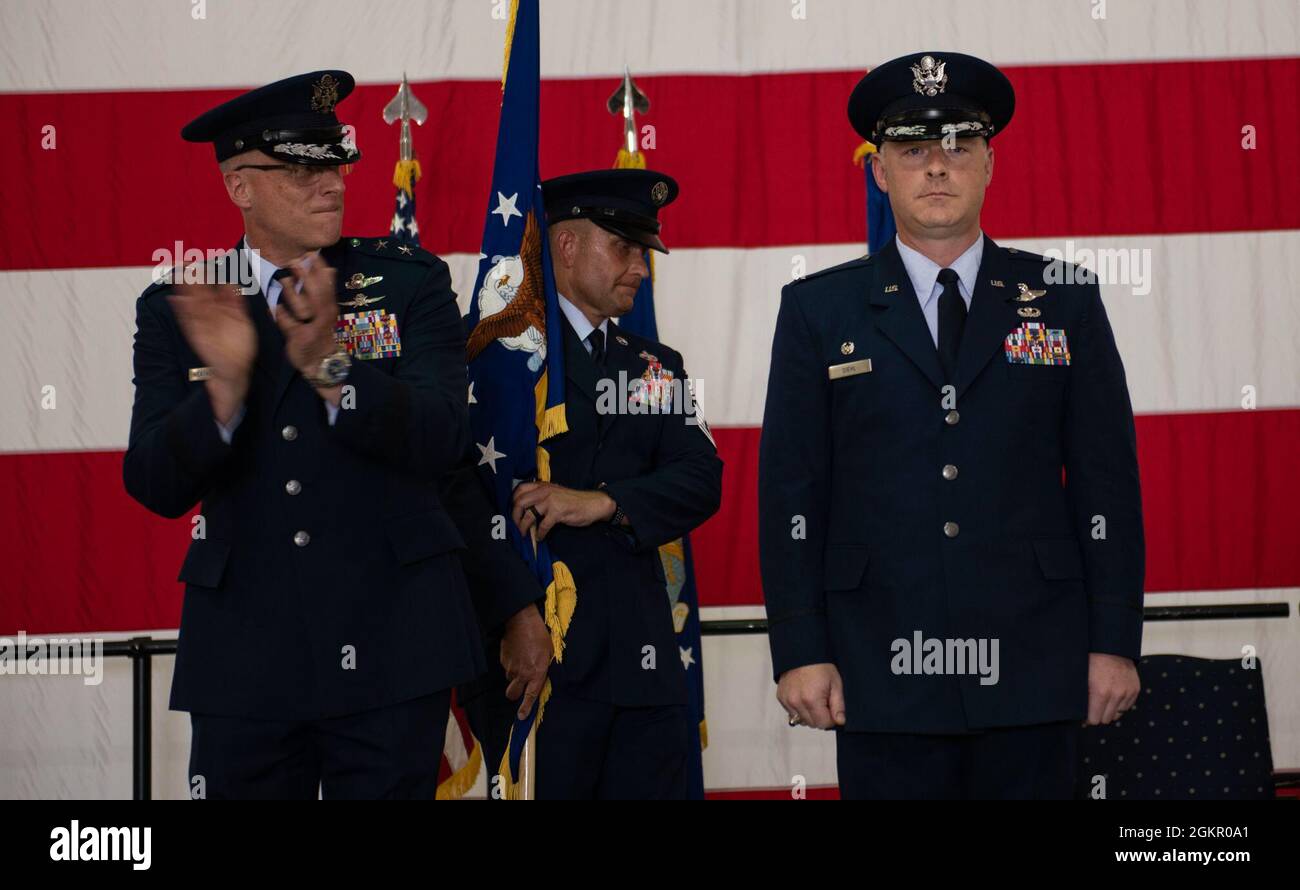 Mark Weatherington, General der US Air Force, Achte Luftwaffe und Kommandant des Joint-Global Strike Operations Center, amtiert die Zeremonie zur Änderung des Kommandos des 509. Bombenflügels, Whiteman Air Force Base, Missouri, 16. Juni 2021. Militärische Befehlswechsel-Zeremonien sind eine altehrwürdige Tradition, die die Kontinuität der Autorität symbolisiert, wenn das Kommando von einem Individuum zum anderen übergeht und durch die Übergabe der Einheitsflagge vom scheidenden Kommandanten an den neuen symbolisiert wird. Während der Zeremonie übergab Weatherington die Einheitsflagge von Col. Jeffrey Schreiner an Col. Daniel Diehl. Stockfoto