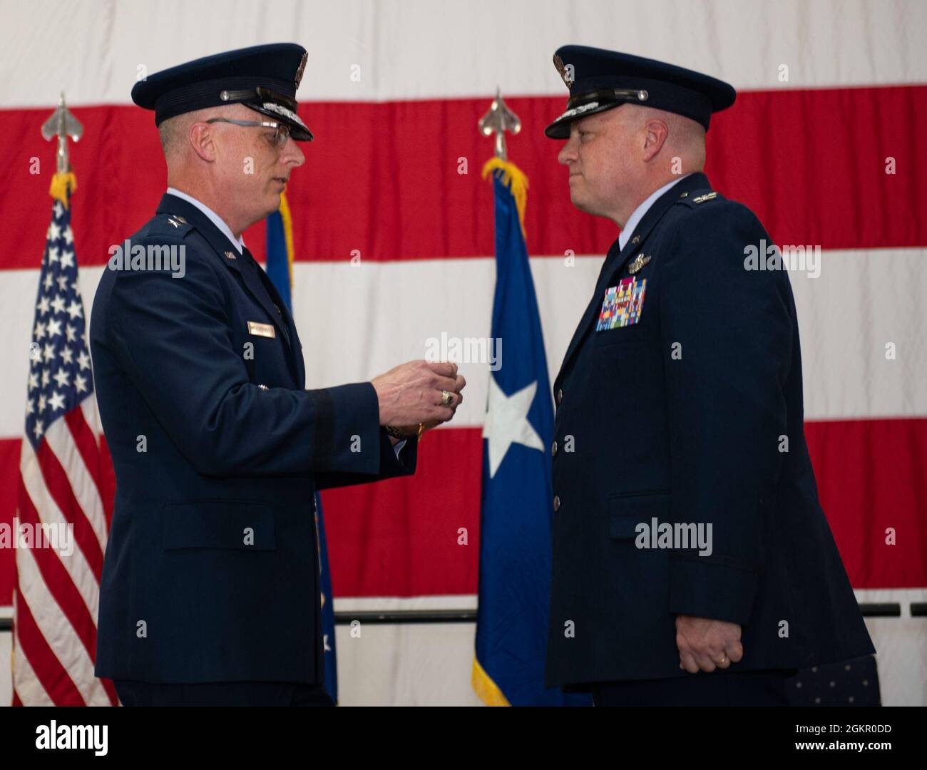 Mark Weatherington, General der US Air Force, Achte Luftwaffe und Kommandant des Joint-Global Strike Operations Center, amtiert die Zeremonie zur Änderung des Kommandos des 509. Bombenflügels, Whiteman Air Force Base, Missouri, 16. Juni 2021. Militärische Befehlswechsel-Zeremonien sind eine altehrwürdige Tradition, die die Kontinuität der Autorität symbolisiert, wenn das Kommando von einem Individuum zum anderen übergeht und durch die Übergabe der Einheitsflagge vom scheidenden Kommandanten an den neuen symbolisiert wird. Während der Zeremonie übergab Weatherington die Einheitsflagge von Col. Jeffrey Schreiner an Col. Daniel Diehl. Stockfoto