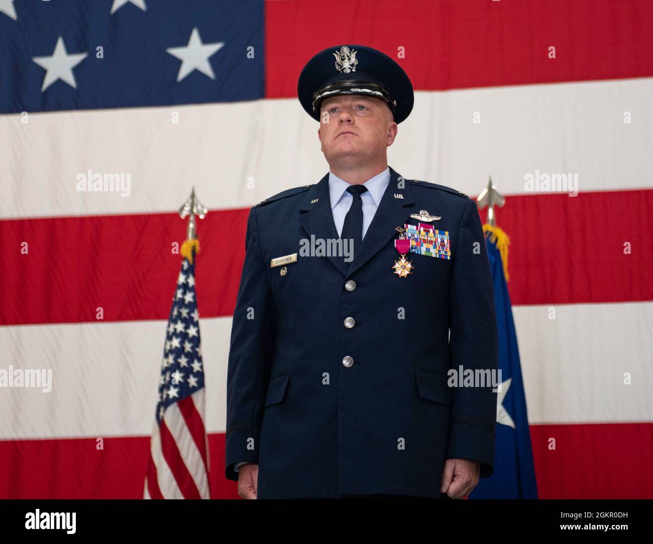 Mark Weatherington, General der US Air Force, Achte Luftwaffe und Kommandant des Joint-Global Strike Operations Center, amtiert die Zeremonie zur Änderung des Kommandos des 509. Bombenflügels, Whiteman Air Force Base, Missouri, 16. Juni 2021. Militärische Befehlswechsel-Zeremonien sind eine altehrwürdige Tradition, die die Kontinuität der Autorität symbolisiert, wenn das Kommando von einem Individuum zum anderen übergeht und durch die Übergabe der Einheitsflagge vom scheidenden Kommandanten an den neuen symbolisiert wird. Während der Zeremonie übergab Weatherington die Einheitsflagge von Col. Jeffrey Schreiner an Col. Daniel Diehl. Stockfoto