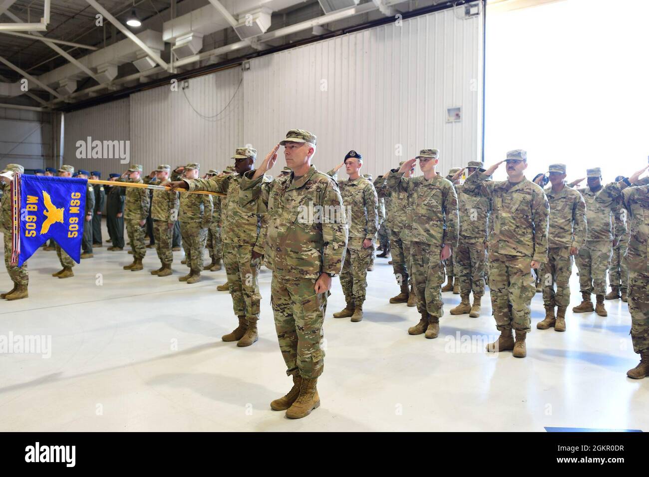Mark Weatherington, General der US Air Force, Achte Luftwaffe und Kommandant des Joint-Global Strike Operations Center, amtiert die Zeremonie zur Änderung des Kommandos des 509. Bombenflügels, Whiteman Air Force Base, Missouri, 16. Juni 2021. Militärische Befehlswechsel-Zeremonien sind eine altehrwürdige Tradition, die die Kontinuität der Autorität symbolisiert, wenn das Kommando von einem Individuum zum anderen übergeht und durch die Übergabe der Einheitsflagge vom scheidenden Kommandanten an den neuen symbolisiert wird. Während der Zeremonie übergab Weatherington die Einheitsflagge von Col. Jeffrey Schreiner an Col. Daniel Diehl. Stockfoto