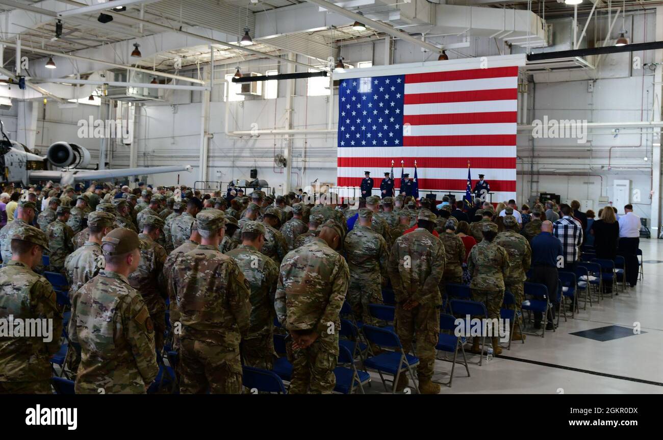 Mark Weatherington, General der US Air Force, Achte Luftwaffe und Kommandant des Joint-Global Strike Operations Center, amtiert die Zeremonie zur Änderung des Kommandos des 509. Bombenflügels, Whiteman Air Force Base, Missouri, 16. Juni 2021. Militärische Befehlswechsel-Zeremonien sind eine altehrwürdige Tradition, die die Kontinuität der Autorität symbolisiert, wenn das Kommando von einem Individuum zum anderen übergeht und durch die Übergabe der Einheitsflagge vom scheidenden Kommandanten an den neuen symbolisiert wird. Während der Zeremonie übergab Weatherington die Einheitsflagge von Col. Jeffrey Schreiner an Col. Daniel Diehl. Stockfoto