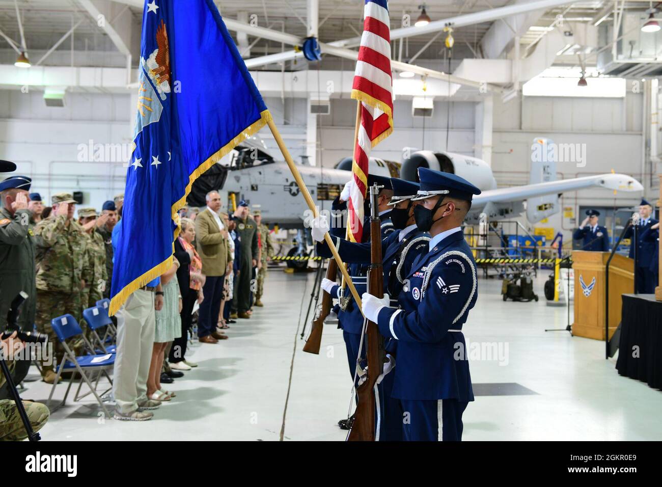 Mark Weatherington, General der US Air Force, Achte Luftwaffe und Kommandant des Joint-Global Strike Operations Center, amtiert die Zeremonie zur Änderung des Kommandos des 509. Bombenflügels, Whiteman Air Force Base, Missouri, 16. Juni 2021. Militärische Befehlswechsel-Zeremonien sind eine altehrwürdige Tradition, die die Kontinuität der Autorität symbolisiert, wenn das Kommando von einem Individuum zum anderen übergeht und durch die Übergabe der Einheitsflagge vom scheidenden Kommandanten an den neuen symbolisiert wird. Während der Zeremonie übergab Weatherington die Einheitsflagge von Col. Jeffrey Schreiner an Col. Daniel Diehl. Stockfoto