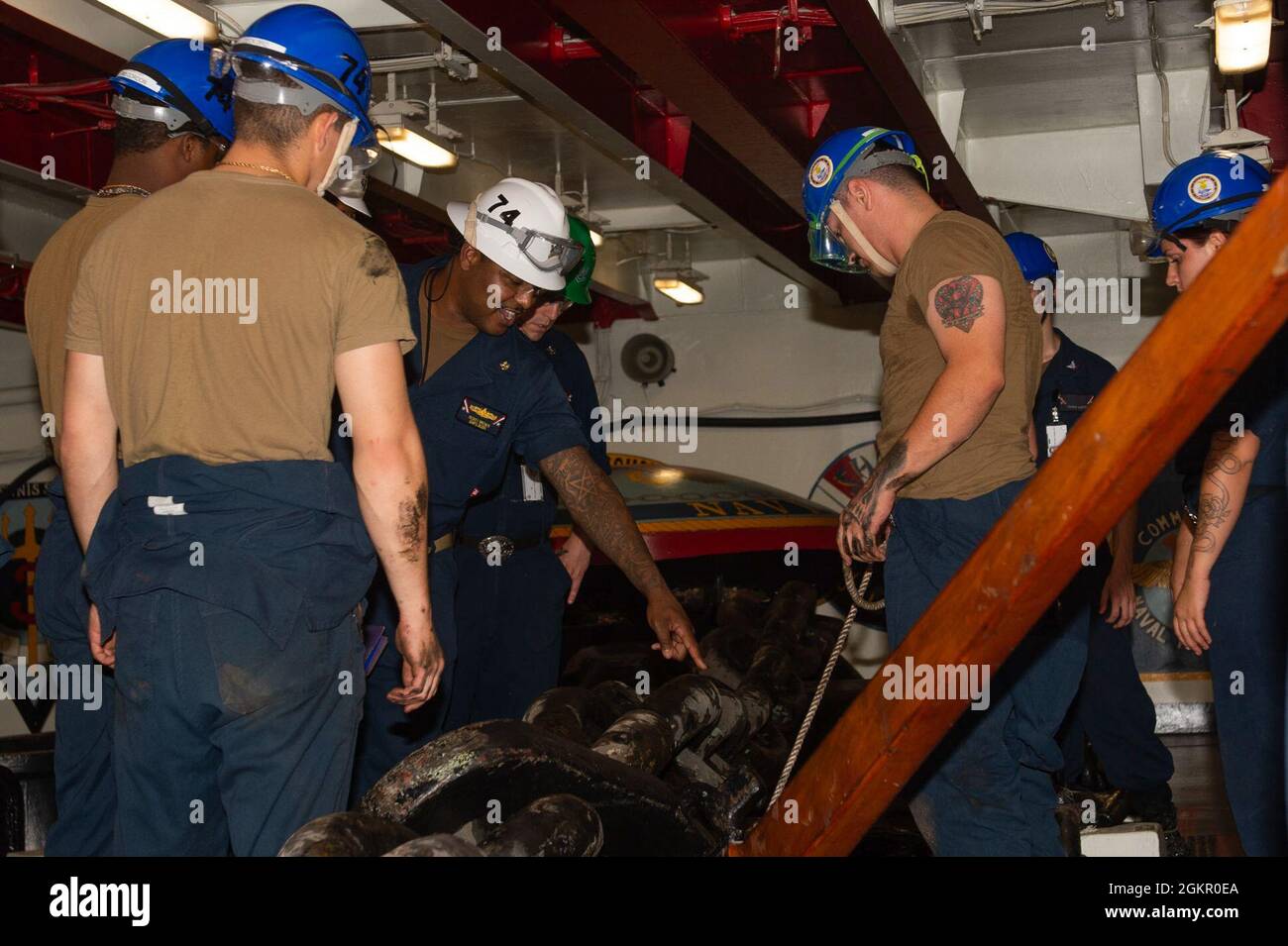 Seeleute der US-Marine, die an Bord des Flugzeugträgers USS John C. Stennis (CVN 74) dem Decksministerium zugewiesen wurden, bringen Sicherheitsschlösser an der hafenseitigen Ankerkette in Newport News, Virginia, 16. Juni 2021 wieder an. Die John C. Stennis befindet sich in Newport News Shipyard und arbeitet mit NNS, NAVSEA und Auftragnehmern zusammen, die Betankung und komplexe Überholung durchführen, als Teil der Mission, das Kriegsschiff wieder in den Kampf zu bringen, pünktlich und im Rahmen des Budgets, um seine Pflicht zur Verteidigung der Vereinigten Staaten wieder aufzunehmen. Stockfoto