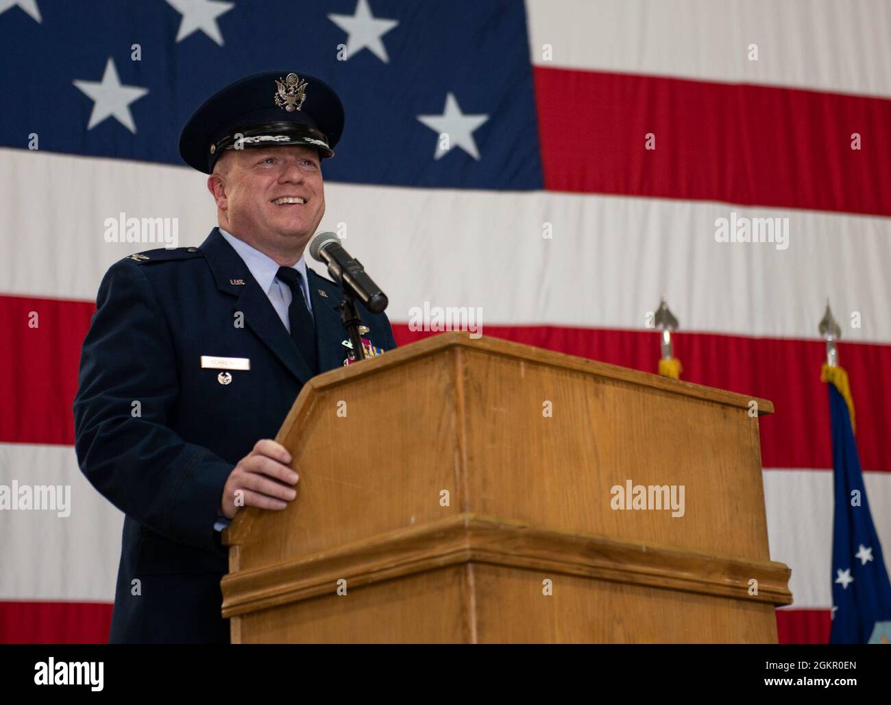 Mark Weatherington, General der US Air Force, Achte Luftwaffe und Kommandant des Joint-Global Strike Operations Center, amtiert die Zeremonie zur Änderung des Kommandos des 509. Bombenflügels, Whiteman Air Force Base, Missouri, 16. Juni 2021. Militärische Befehlswechsel-Zeremonien sind eine altehrwürdige Tradition, die die Kontinuität der Autorität symbolisiert, wenn das Kommando von einem Individuum zum anderen übergeht und durch die Übergabe der Einheitsflagge vom scheidenden Kommandanten an den neuen symbolisiert wird. Während der Zeremonie übergab Weatherington die Einheitsflagge von Col. Jeffrey Schreiner an Col. Daniel Diehl. Stockfoto