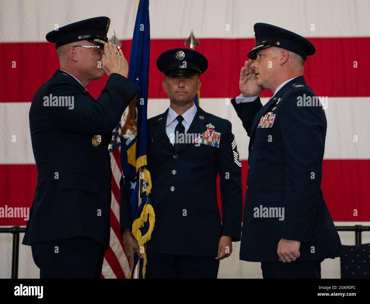 Mark Weatherington, General der US Air Force, Achte Luftwaffe und Kommandant des Joint-Global Strike Operations Center, amtiert die Zeremonie zur Änderung des Kommandos des 509. Bombenflügels, Whiteman Air Force Base, Missouri, 16. Juni 2021. Militärische Befehlswechsel-Zeremonien sind eine altehrwürdige Tradition, die die Kontinuität der Autorität symbolisiert, wenn das Kommando von einem Individuum zum anderen übergeht und durch die Übergabe der Einheitsflagge vom scheidenden Kommandanten an den neuen symbolisiert wird. Während der Zeremonie übergab Weatherington die Einheitsflagge von Col. Jeffrey Schreiner an Col. Daniel Diehl. Stockfoto