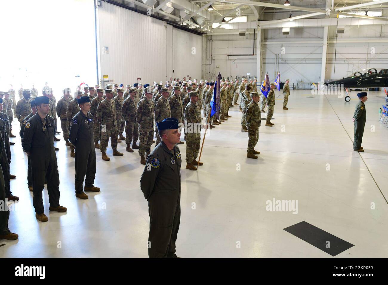 Mark Weatherington, General der US Air Force, Achte Luftwaffe und Kommandant des Joint-Global Strike Operations Center, amtiert die Zeremonie zur Änderung des Kommandos des 509. Bombenflügels, Whiteman Air Force Base, Missouri, 16. Juni 2021. Militärische Befehlswechsel-Zeremonien sind eine altehrwürdige Tradition, die die Kontinuität der Autorität symbolisiert, wenn das Kommando von einem Individuum zum anderen übergeht und durch die Übergabe der Einheitsflagge vom scheidenden Kommandanten an den neuen symbolisiert wird. Während der Zeremonie übergab Weatherington die Einheitsflagge von Col. Jeffrey Schreiner an Col. Daniel Diehl. Stockfoto