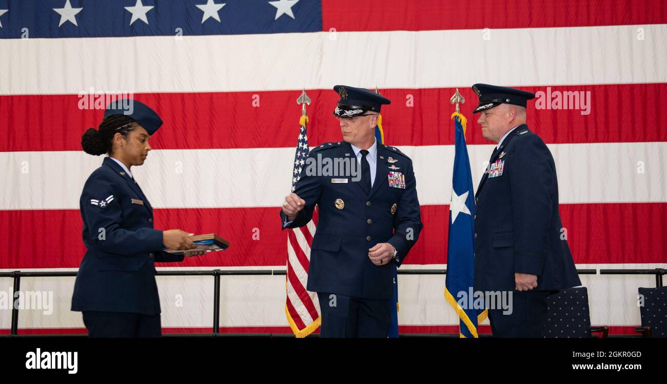 Mark Weatherington, General der US Air Force, Achte Luftwaffe und Kommandant des Joint-Global Strike Operations Center, amtiert die Zeremonie zur Änderung des Kommandos des 509. Bombenflügels, Whiteman Air Force Base, Missouri, 16. Juni 2021. Militärische Befehlswechsel-Zeremonien sind eine altehrwürdige Tradition, die die Kontinuität der Autorität symbolisiert, wenn das Kommando von einem Individuum zum anderen übergeht und durch die Übergabe der Einheitsflagge vom scheidenden Kommandanten an den neuen symbolisiert wird. Während der Zeremonie übergab Weatherington die Einheitsflagge von Col. Jeffrey Schreiner an Col. Daniel Diehl. Stockfoto