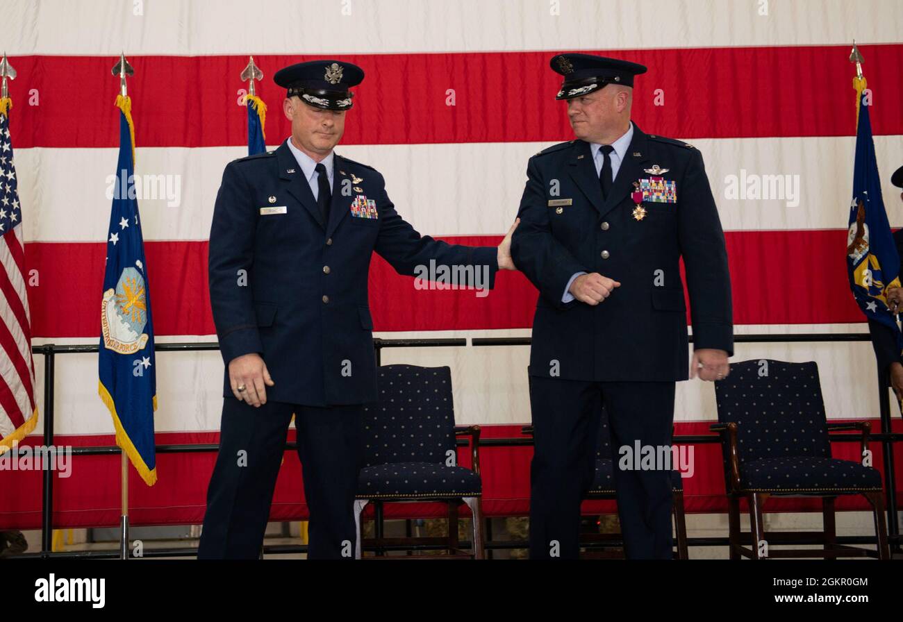 Mark Weatherington, General der US Air Force, Achte Luftwaffe und Kommandant des Joint-Global Strike Operations Center, amtiert die Zeremonie zur Änderung des Kommandos des 509. Bombenflügels, Whiteman Air Force Base, Missouri, 16. Juni 2021. Militärische Befehlswechsel-Zeremonien sind eine altehrwürdige Tradition, die die Kontinuität der Autorität symbolisiert, wenn das Kommando von einem Individuum zum anderen übergeht und durch die Übergabe der Einheitsflagge vom scheidenden Kommandanten an den neuen symbolisiert wird. Während der Zeremonie übergab Weatherington die Einheitsflagge von Col. Jeffrey Schreiner an Col. Daniel Diehl. Stockfoto