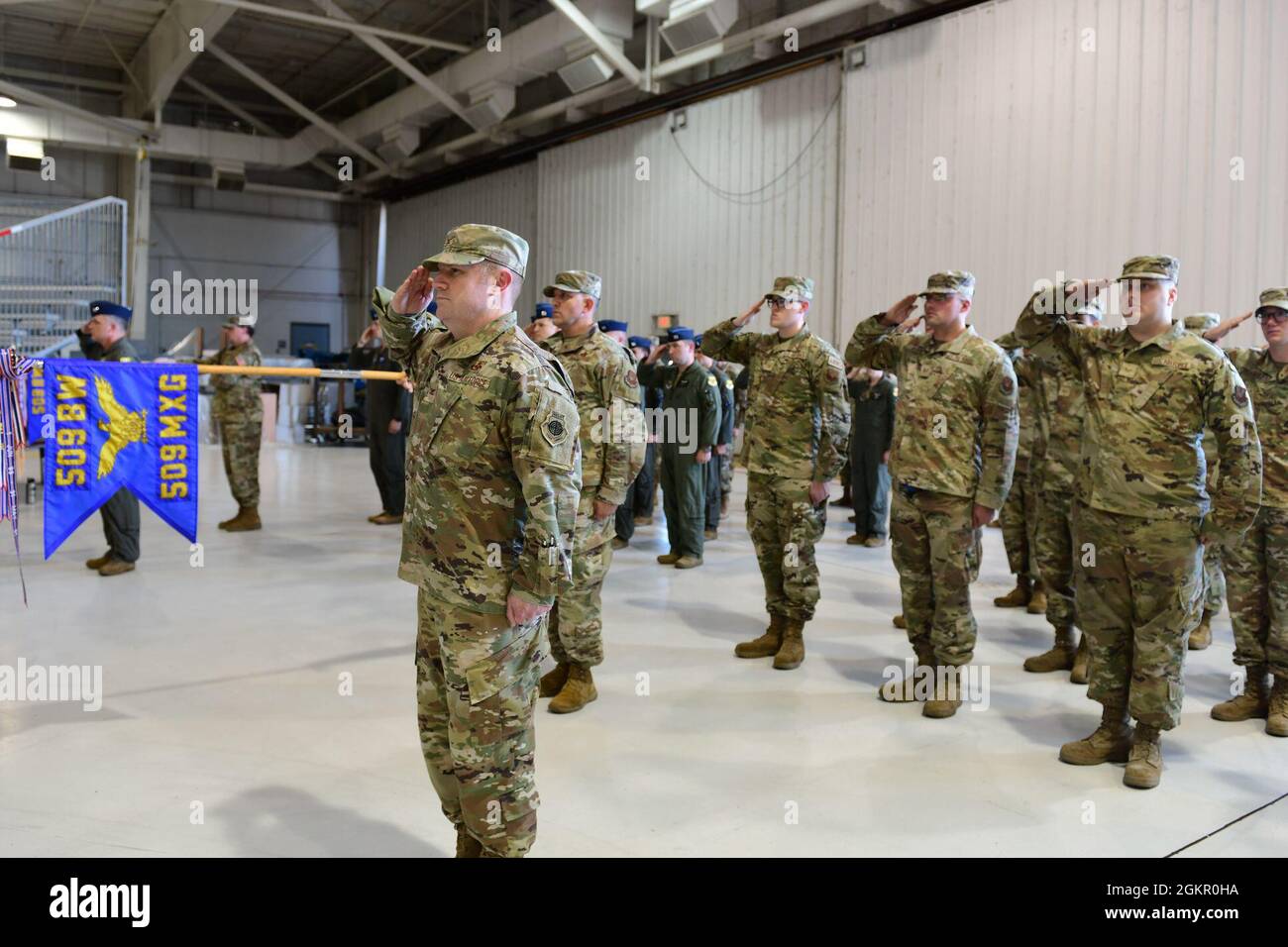 Mark Weatherington, General der US Air Force, Achte Luftwaffe und Kommandant des Joint-Global Strike Operations Center, amtiert die Zeremonie zur Änderung des Kommandos des 509. Bombenflügels, Whiteman Air Force Base, Missouri, 16. Juni 2021. Militärische Befehlswechsel-Zeremonien sind eine altehrwürdige Tradition, die die Kontinuität der Autorität symbolisiert, wenn das Kommando von einem Individuum zum anderen übergeht und durch die Übergabe der Einheitsflagge vom scheidenden Kommandanten an den neuen symbolisiert wird. Während der Zeremonie übergab Weatherington die Einheitsflagge von Col. Jeffrey Schreiner an Col. Daniel Diehl. Stockfoto