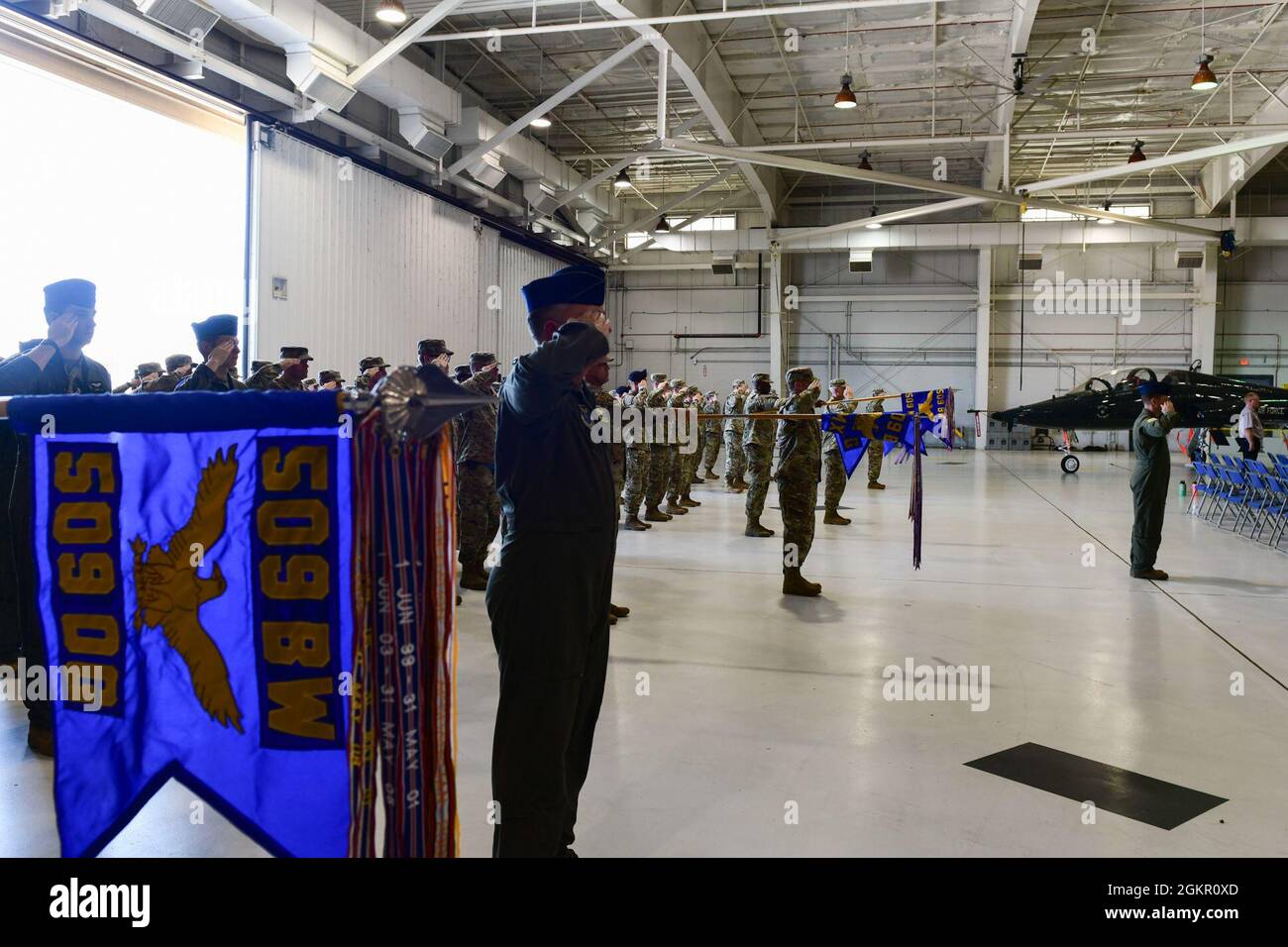 Mark Weatherington, General der US Air Force, Achte Luftwaffe und Kommandant des Joint-Global Strike Operations Center, amtiert die Zeremonie zur Änderung des Kommandos des 509. Bombenflügels, Whiteman Air Force Base, Missouri, 16. Juni 2021. Militärische Befehlswechsel-Zeremonien sind eine altehrwürdige Tradition, die die Kontinuität der Autorität symbolisiert, wenn das Kommando von einem Individuum zum anderen übergeht und durch die Übergabe der Einheitsflagge vom scheidenden Kommandanten an den neuen symbolisiert wird. Während der Zeremonie übergab Weatherington die Einheitsflagge von Col. Jeffrey Schreiner an Col. Daniel Diehl. Stockfoto