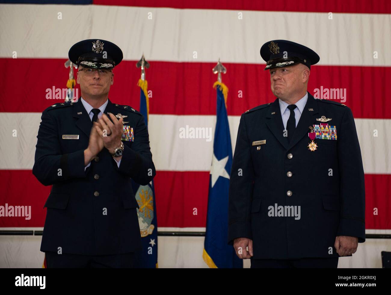 Mark Weatherington, General der US Air Force, Achte Luftwaffe und Kommandant des Joint-Global Strike Operations Center, amtiert die Zeremonie zur Änderung des Kommandos des 509. Bombenflügels, Whiteman Air Force Base, Missouri, 16. Juni 2021. Militärische Befehlswechsel-Zeremonien sind eine altehrwürdige Tradition, die die Kontinuität der Autorität symbolisiert, wenn das Kommando von einem Individuum zum anderen übergeht und durch die Übergabe der Einheitsflagge vom scheidenden Kommandanten an den neuen symbolisiert wird. Während der Zeremonie übergab Weatherington die Einheitsflagge von Col. Jeffrey Schreiner an Col. Daniel Diehl. Stockfoto