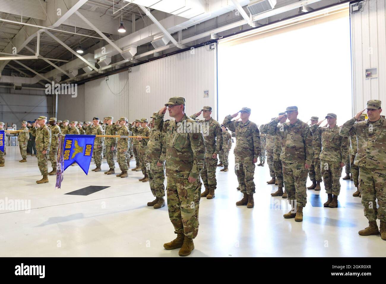 Mark Weatherington, General der US Air Force, Achte Luftwaffe und Kommandant des Joint-Global Strike Operations Center, amtiert die Zeremonie zur Änderung des Kommandos des 509. Bombenflügels, Whiteman Air Force Base, Missouri, 16. Juni 2021. Militärische Befehlswechsel-Zeremonien sind eine altehrwürdige Tradition, die die Kontinuität der Autorität symbolisiert, wenn das Kommando von einem Individuum zum anderen übergeht und durch die Übergabe der Einheitsflagge vom scheidenden Kommandanten an den neuen symbolisiert wird. Während der Zeremonie übergab Weatherington die Einheitsflagge von Col. Jeffrey Schreiner an Col. Daniel Diehl. Stockfoto