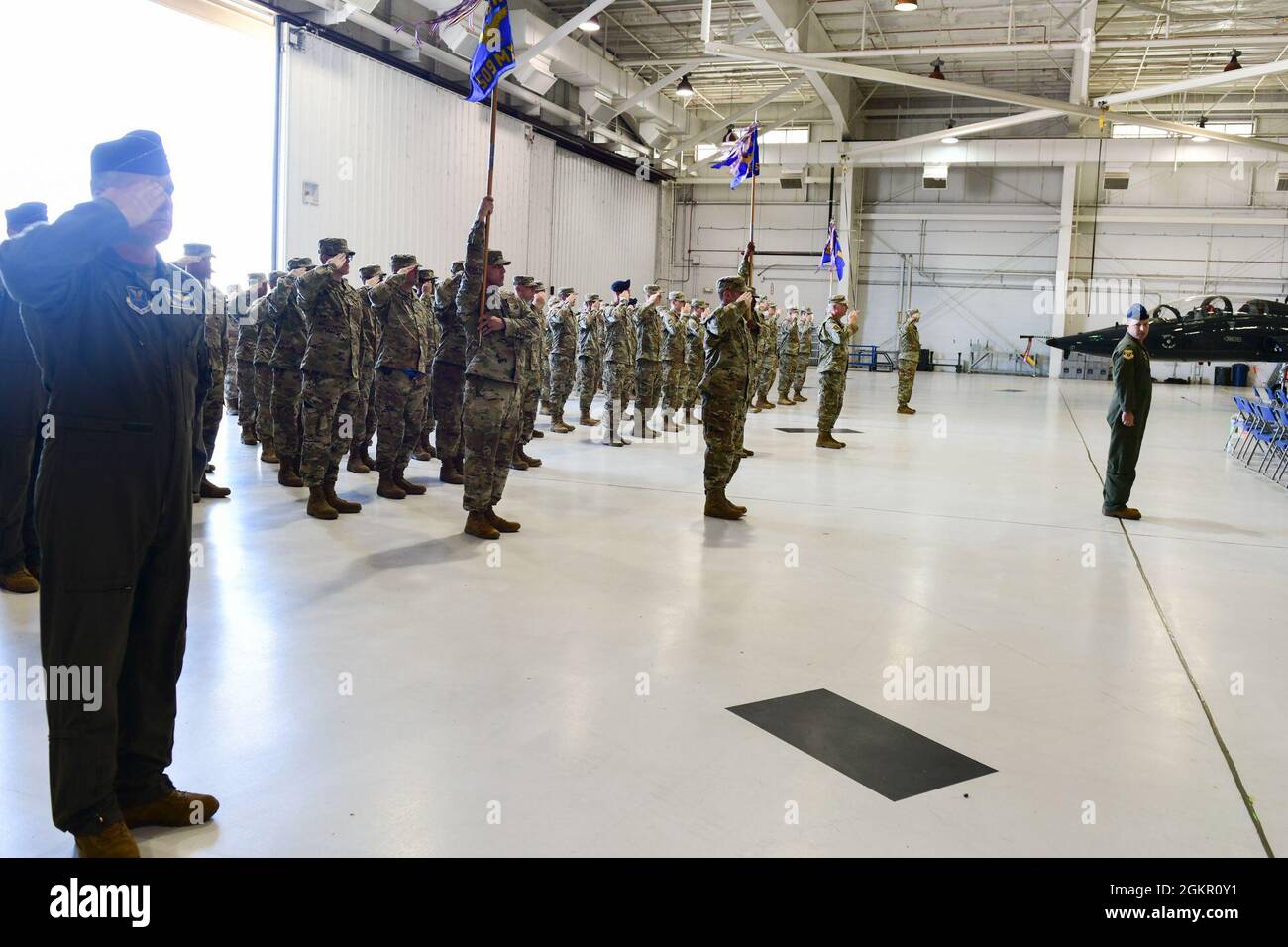 Mark Weatherington, General der US Air Force, Achte Luftwaffe und Kommandant des Joint-Global Strike Operations Center, amtiert die Zeremonie zur Änderung des Kommandos des 509. Bombenflügels, Whiteman Air Force Base, Missouri, 16. Juni 2021. Militärische Befehlswechsel-Zeremonien sind eine altehrwürdige Tradition, die die Kontinuität der Autorität symbolisiert, wenn das Kommando von einem Individuum zum anderen übergeht und durch die Übergabe der Einheitsflagge vom scheidenden Kommandanten an den neuen symbolisiert wird. Während der Zeremonie übergab Weatherington die Einheitsflagge von Col. Jeffrey Schreiner an Col. Daniel Diehl. Stockfoto
