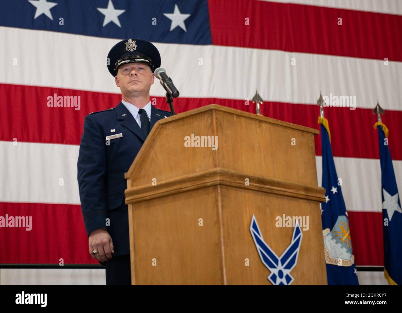 Mark Weatherington, General der US Air Force, Achte Luftwaffe und Kommandant des Joint-Global Strike Operations Center, amtiert die Zeremonie zur Änderung des Kommandos des 509. Bombenflügels, Whiteman Air Force Base, Missouri, 16. Juni 2021. Militärische Befehlswechsel-Zeremonien sind eine altehrwürdige Tradition, die die Kontinuität der Autorität symbolisiert, wenn das Kommando von einem Individuum zum anderen übergeht und durch die Übergabe der Einheitsflagge vom scheidenden Kommandanten an den neuen symbolisiert wird. Während der Zeremonie übergab Weatherington die Einheitsflagge von Col. Jeffrey Schreiner an Col. Daniel Diehl. Stockfoto