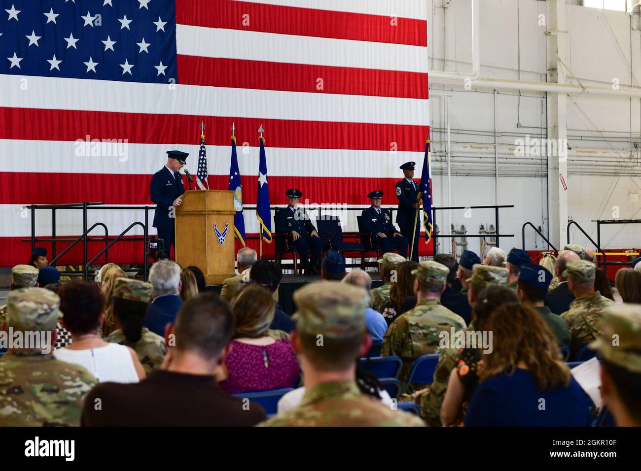 Mark Weatherington, General der US Air Force, Achte Luftwaffe und Kommandant des Joint-Global Strike Operations Center, amtiert die Zeremonie zur Änderung des Kommandos des 509. Bombenflügels, Whiteman Air Force Base, Missouri, 16. Juni 2021. Militärische Befehlswechsel-Zeremonien sind eine altehrwürdige Tradition, die die Kontinuität der Autorität symbolisiert, wenn das Kommando von einem Individuum zum anderen übergeht und durch die Übergabe der Einheitsflagge vom scheidenden Kommandanten an den neuen symbolisiert wird. Während der Zeremonie übergab Weatherington die Einheitsflagge von Col. Jeffrey Schreiner an Col. Daniel Diehl. Stockfoto