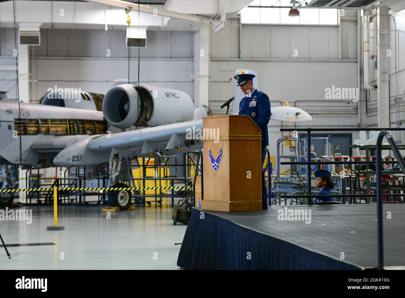 Mark Weatherington, General der US Air Force, Achte Luftwaffe und Kommandant des Joint-Global Strike Operations Center, amtiert die Zeremonie zur Änderung des Kommandos des 509. Bombenflügels, Whiteman Air Force Base, Missouri, 16. Juni 2021. Militärische Befehlswechsel-Zeremonien sind eine altehrwürdige Tradition, die die Kontinuität der Autorität symbolisiert, wenn das Kommando von einem Individuum zum anderen übergeht und durch die Übergabe der Einheitsflagge vom scheidenden Kommandanten an den neuen symbolisiert wird. Während der Zeremonie übergab Weatherington die Einheitsflagge von Col. Jeffrey Schreiner an Col. Daniel Diehl. Stockfoto
