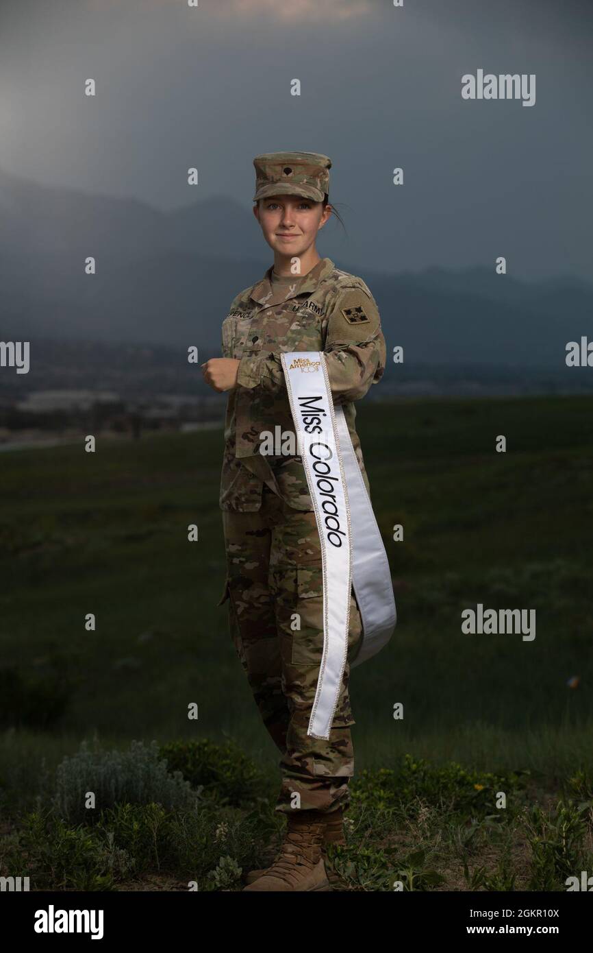Spc. Maura Spence, eine gebürtige Kantin aus Texas und Geheimdienstanalytikerin, die der Headquarters and Headquarters Company, dem 23. Infanterie-Regiment, dem 1. Stryker Brigade Combat Team, der 4. Infanterie-Division, zugewiesen wurde, zeigt ihre Schärpe, nachdem sie am 8. Juni 2021 den ersten Platz bei der Miss Colorado 2021-Parade gewonnen hatte. Zwei Gründe für Spence’s Wettstreit in Miss Colorado und Miss America sind, das Bewusstsein für die psychische Gesundheit zu schärfen und das Gedächtnis und die Träume ihrer verstorbenen Schwester am Leben zu erhalten. Stockfoto
