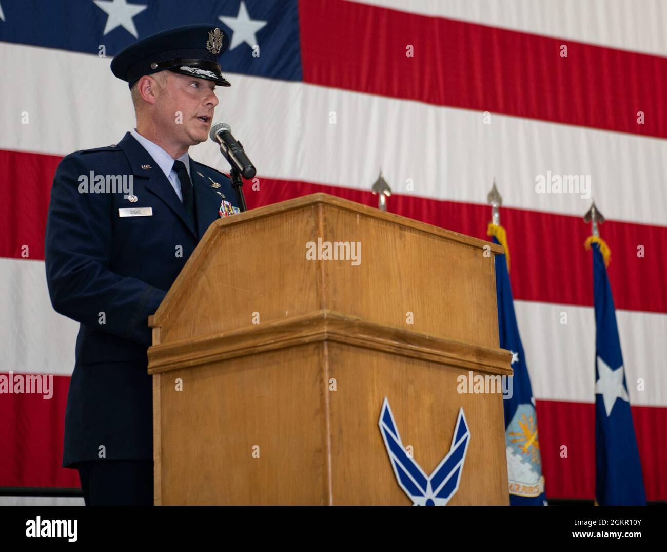 Mark Weatherington, General der US Air Force, Achte Luftwaffe und Kommandant des Joint-Global Strike Operations Center, amtiert die Zeremonie zur Änderung des Kommandos des 509. Bombenflügels, Whiteman Air Force Base, Missouri, 16. Juni 2021. Militärische Befehlswechsel-Zeremonien sind eine altehrwürdige Tradition, die die Kontinuität der Autorität symbolisiert, wenn das Kommando von einem Individuum zum anderen übergeht und durch die Übergabe der Einheitsflagge vom scheidenden Kommandanten an den neuen symbolisiert wird. Während der Zeremonie übergab Weatherington die Einheitsflagge von Col. Jeffrey Schreiner an Col. Daniel Diehl. Stockfoto