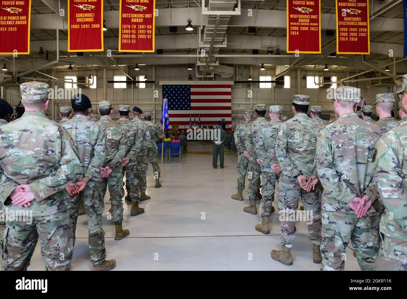Mark Weatherington, General der US Air Force, Achte Luftwaffe und Kommandant des Joint-Global Strike Operations Center, amtiert die Zeremonie zur Änderung des Kommandos des 509. Bombenflügels, Whiteman Air Force Base, Missouri, 16. Juni 2021. Militärische Befehlswechsel-Zeremonien sind eine altehrwürdige Tradition, die die Kontinuität der Autorität symbolisiert, wenn das Kommando von einem Individuum zum anderen übergeht und durch die Übergabe der Einheitsflagge vom scheidenden Kommandanten an den neuen symbolisiert wird. Während der Zeremonie übergab Weatherington die Einheitsflagge von Col. Jeffrey Schreiner an Col. Daniel Diehl. Stockfoto