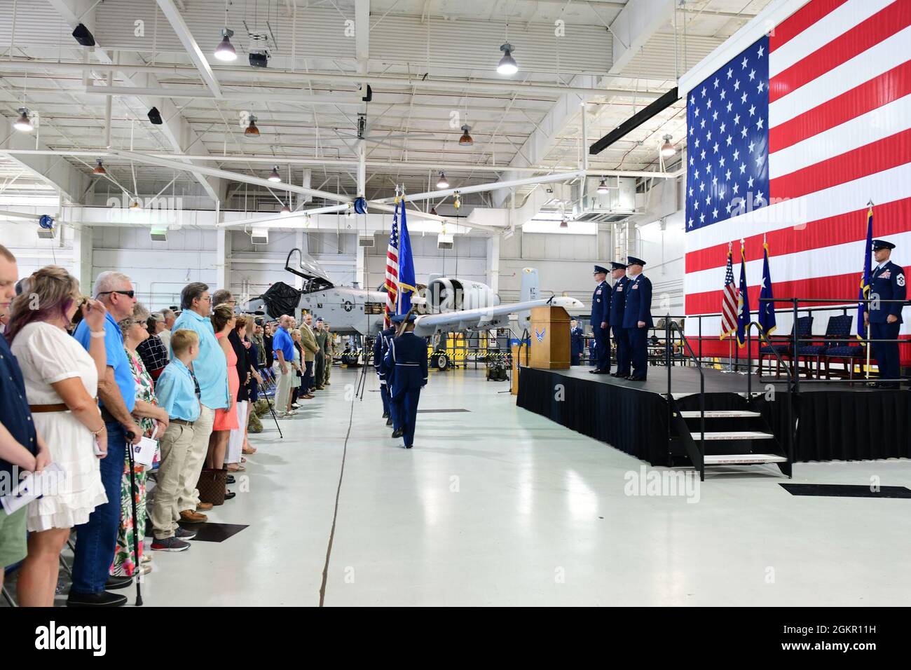 Mark Weatherington, General der US Air Force, Achte Luftwaffe und Kommandant des Joint-Global Strike Operations Center, amtiert die Zeremonie zur Änderung des Kommandos des 509. Bombenflügels, Whiteman Air Force Base, Missouri, 16. Juni 2021. Militärische Befehlswechsel-Zeremonien sind eine altehrwürdige Tradition, die die Kontinuität der Autorität symbolisiert, wenn das Kommando von einem Individuum zum anderen übergeht und durch die Übergabe der Einheitsflagge vom scheidenden Kommandanten an den neuen symbolisiert wird. Während der Zeremonie übergab Weatherington die Einheitsflagge von Col. Jeffrey Schreiner an Col. Daniel Diehl. Stockfoto