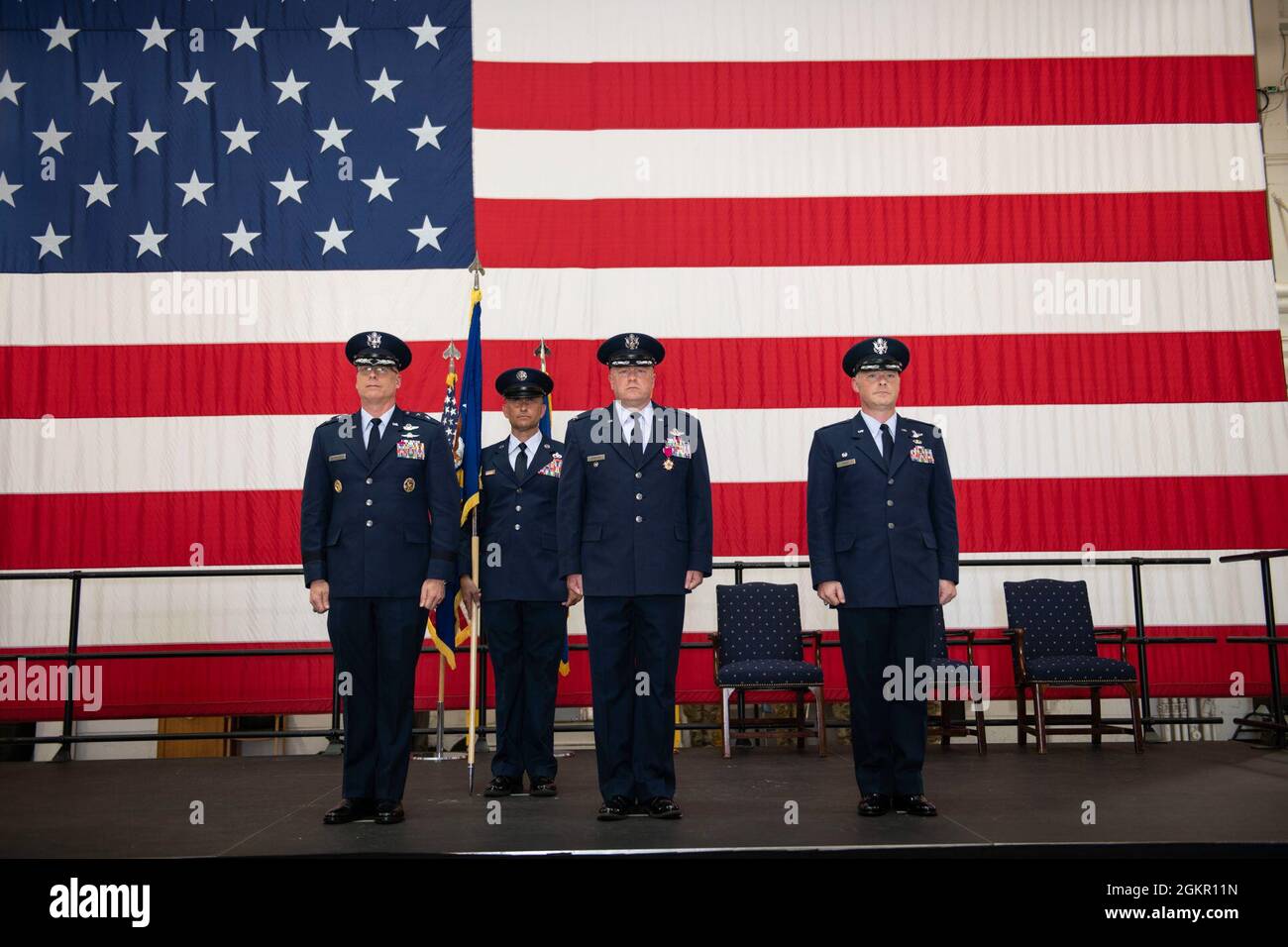 Mark Weatherington, General der US Air Force, Achte Luftwaffe und Kommandant des Joint-Global Strike Operations Center, amtiert die Zeremonie zur Änderung des Kommandos des 509. Bombenflügels, Whiteman Air Force Base, Missouri, 16. Juni 2021. Militärische Befehlswechsel-Zeremonien sind eine altehrwürdige Tradition, die die Kontinuität der Autorität symbolisiert, wenn das Kommando von einem Individuum zum anderen übergeht und durch die Übergabe der Einheitsflagge vom scheidenden Kommandanten an den neuen symbolisiert wird. Während der Zeremonie übergab Weatherington die Einheitsflagge von Col. Jeffrey Schreiner an Col. Daniel Diehl. Stockfoto