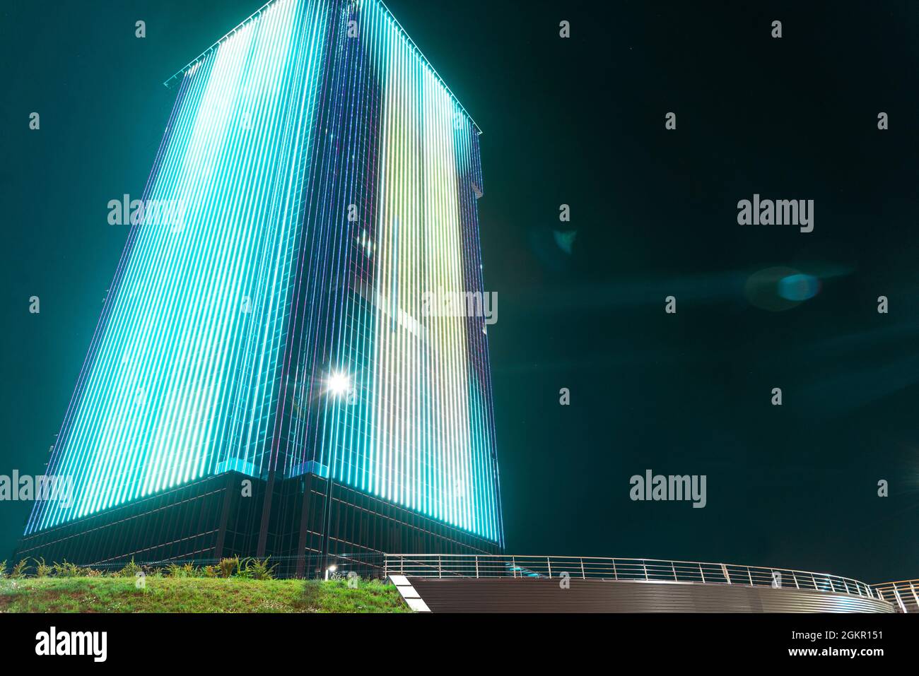 LED Außenmedien Fassade, Digital Signage Bildschirm. Außenfassadenbeleuchtung auf hohen Bürogebäude, LED-Wandleuchte, architektonische Medienbeleuchtung Stockfoto