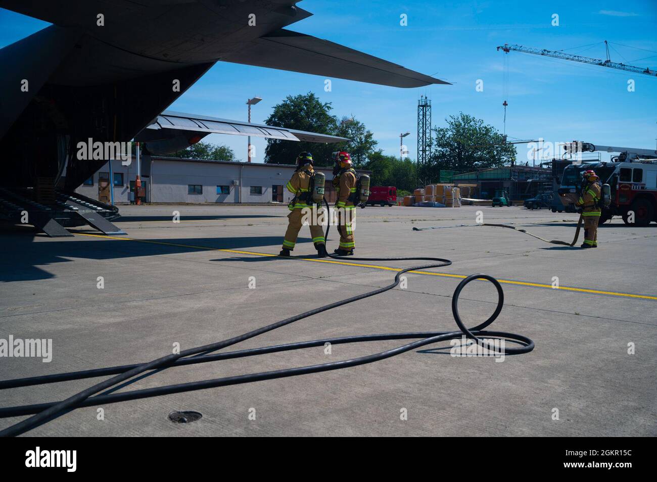 Feuerwehrleute der US-Luftwaffe, die der 86. Zivilingenieursgeschwader zugewiesen sind, führen am 16. Juni 2021 auf der Ramstein Air Base, Deutschland, Übungen zum Feuerwehrtraining durch. Trainingsübungen testen die Fähigkeiten von Airmen für reale Notfälle und bieten Möglichkeiten für On-the-Job-Schulungen. Stockfoto