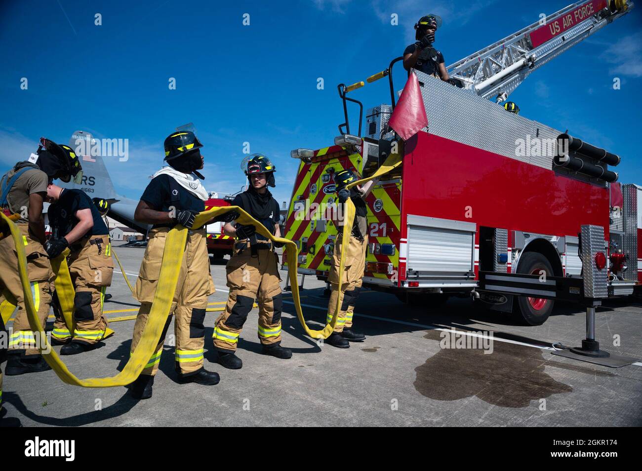Feuerwehrleute der US-Luftwaffe, die der 86. Zivilingenieursgeschwader zugewiesen sind, führen am 16. Juni 2021 auf der Ramstein Air Base, Deutschland, Übungen zum Feuerwehrtraining durch. Die CES-Feuerwehr 86 trainiert kontinuierlich, um die Airmen auf reale Szenarien vorzubereiten. Stockfoto