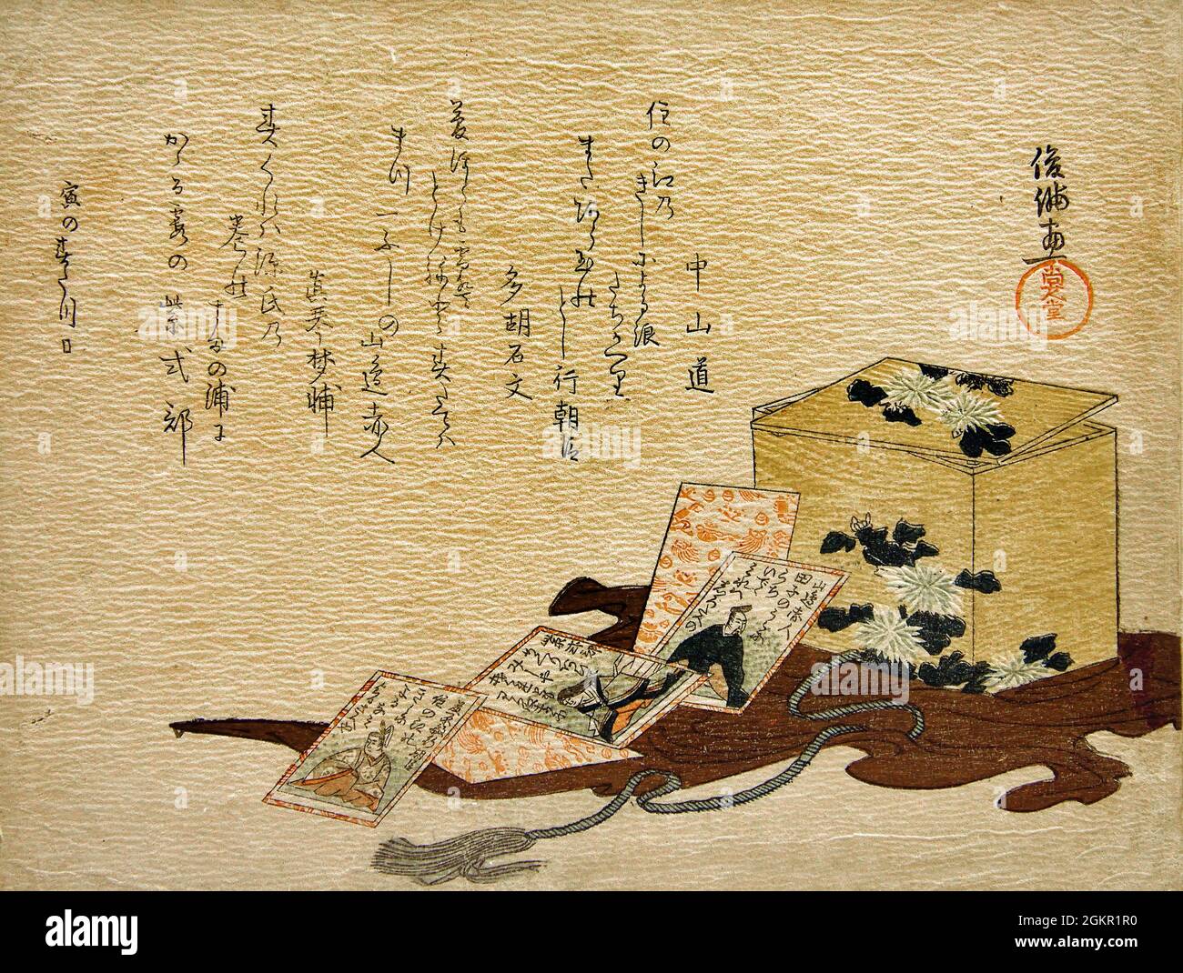 Japanischer Ukiyo-e Surimono-Holzschnitt mit dem Titel „A Game of Cards and its Box“ von der Künstlerin Kubota Shunman, der uta-garuta-Poesie-Karten zeigt, die vor einer offenen Holzkiste mit weißen Chrysanthemen verstreut sind, Edo-Periode, 1806. Spielkarte 1806 Kubota Shunman 1757-1820 Japan, Japanisch, Holzschnitt, Holzblock, Druck, Asien. Stockfoto