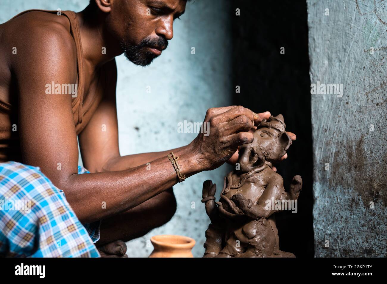 Konzentrieren Sie sich auf die Hände, konzentrierte Künstler machen Ton ganesh Idol für ganesha Festival - concpet der hinduistischen religiösen Festival Vorbereitungen in Indien. Stockfoto