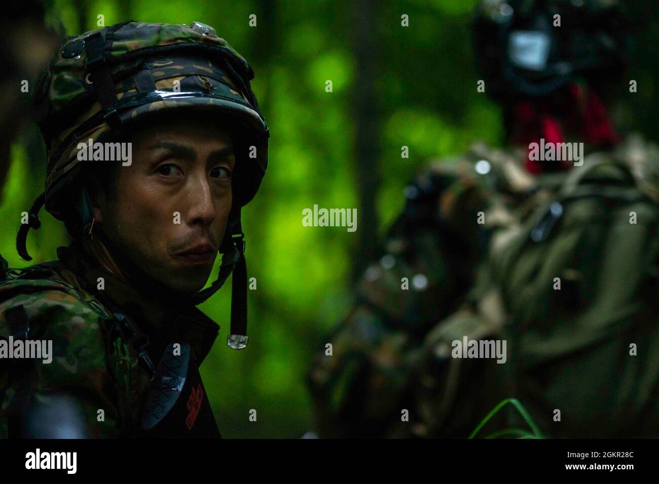 Soldaten der japanischen Bodenselbstverteidigungstruppe unterstützen realistisches Kampftraining für 2d-Bataillons und 2d-Marines während der Übung Shinka im Combined Arms Training Center, Camp Fuji, Japan, 16. Juni 2021. Shinka und Übungen wie sie sind ein Beispiel für ein gemeinsames Engagement für innovatives Training, das tödliche, einsatzbereite und anpassungsfähige Kräfte hervorbringt, die in der Lage sind, dezentrale Operationen über eine Vielzahl von Missionen durchzuführen. Stockfoto