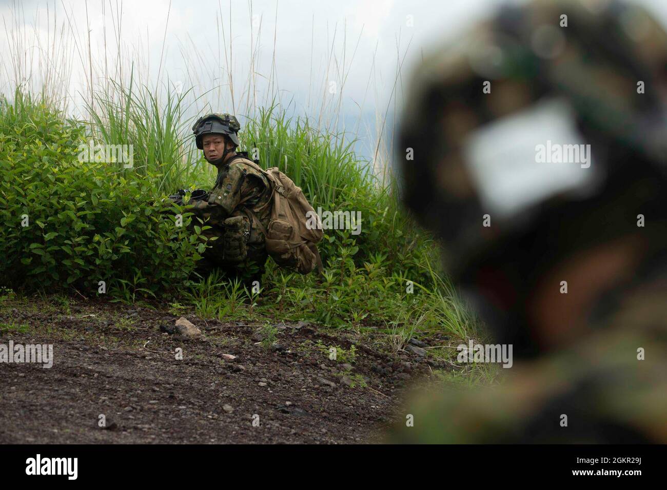 Soldaten der japanischen Bodenselbstverteidigungstruppe unterstützen realistisches Kampftraining für 2d-Bataillons und 2d-Marines während der Übung Shinka im Combined Arms Training Center, Camp Fuji, Japan, 16. Juni 2021. Shinka und Übungen wie sie sind ein Beispiel für ein gemeinsames Engagement für innovatives Training, das tödliche, einsatzbereite und anpassungsfähige Kräfte hervorbringt, die in der Lage sind, dezentrale Operationen über eine Vielzahl von Missionen durchzuführen. Stockfoto