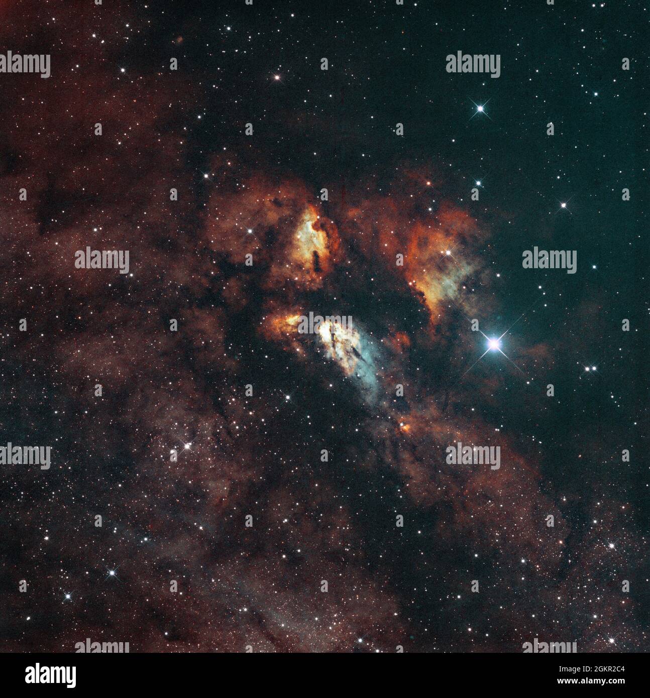RCW 38 ist eine Wasserstoffregion, die einen massiven Sternhaufen enthält, der etwa 5,500 Lichtjahre von der Erde entfernt liegt. Stockfoto