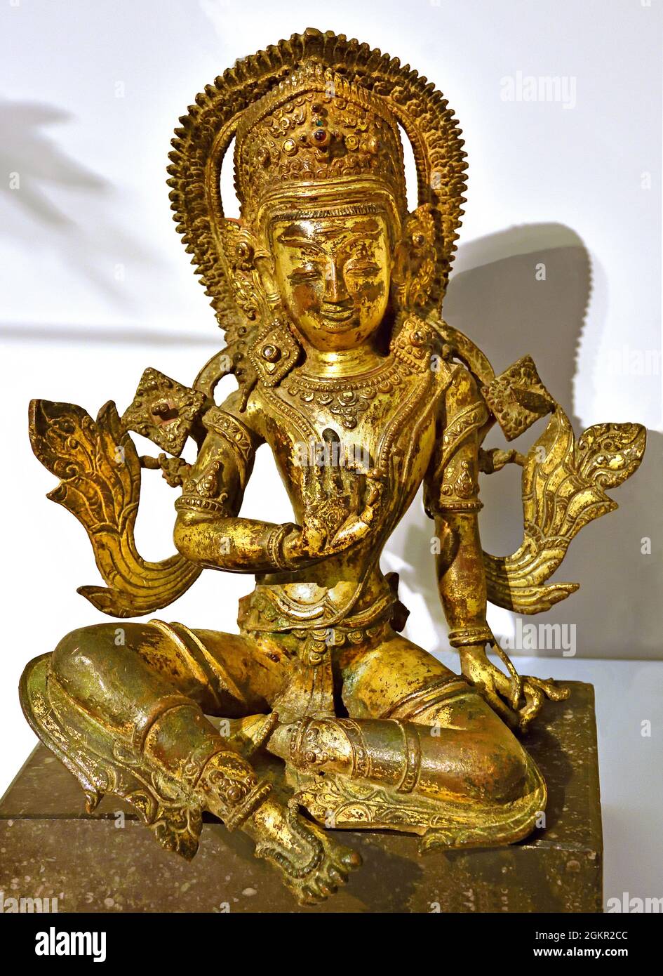 Indra | Indrani, 1500 - 1600, Bronze, 17.5 × 10cm × 9cm Nepal, Indra wird bereits um 1500 v. Chr. in religiösen Hymnen erwähnt. Indra und seine Frau Indrani spielen in Nepal immer noch eine wichtige Rolle, Jährliche Festivalbilder von Indra durch die Straßen getragen. Stockfoto