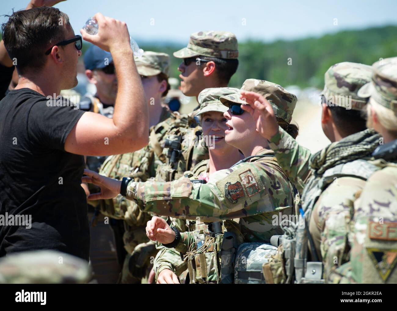 Soldaten, Luftwaffe und zivile Strafverfolgungsbeamte verschiedener Einheiten und Behörden nehmen am Patriot ‘21 in Fort McCoy vom 14. Bis 17. Juni Teil. Patriot ‘21 ist eine gemeinsame, interbehördenübergreifende Übung, die vom National Guard Bureau gesponsert wird und die Fähigkeiten im Katastrophenmanagement sowie die vielseitige Einheit und interbehördenübergreifende Integration testet, die für den Umgang mit Naturkatastrophen erforderlich sind. Stockfoto