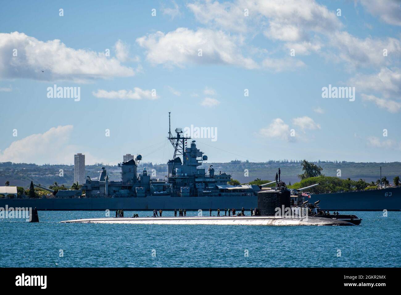 210616-N-KB401-2031 JOINT BASE PEARL HARBOR-HICKAM 16. Juni 2021 -- das Schnellangriffs-U-Boot USS Missouri (SSN 780) der Virginia-Klasse passiert das Schlachtschiff Missouri (BB 63), während es zur Joint Base Pearl Harbor-Hickam zurückkehrt. Missouri ist in der Lage, ein vollständiges Spektrum von Operationen durchzuführen, einschließlich der Oberflächen- und U-Boot-Kriegsführung. Stockfoto