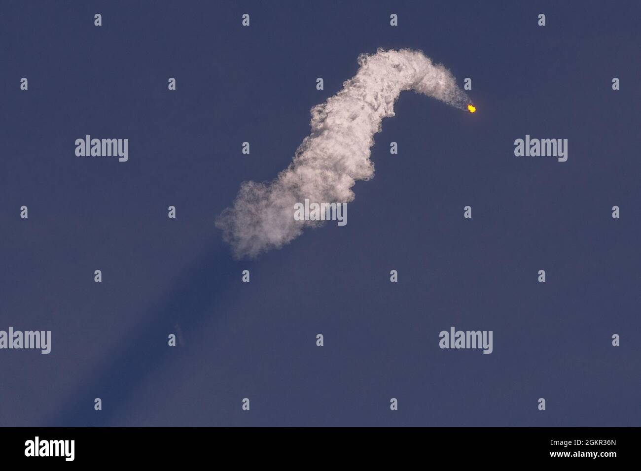 Eine Falcon 9-Rakete, die einen GPS III-5-Satelliten in die Umlaufbahn bringt, startet von LC-40 auf der Cape Canaveral Space Force Station, Florida, 17. Juni 2021. Die GPS III-Satelliten haben Signale, die dreimal genauer sind als die aktuelle Generation von Satelliten, und achtmal so viel wie der Störwiderstand. Stockfoto