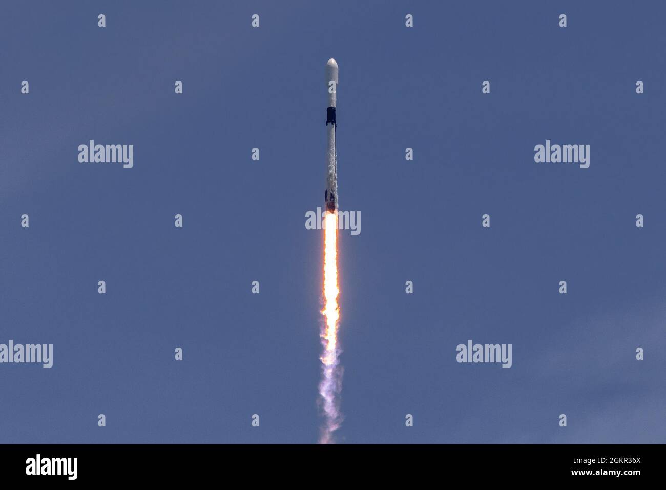 Eine Falcon 9-Rakete, die einen GPS III-5-Satelliten in die Umlaufbahn bringt, startet von LC-40 auf der Cape Canaveral Space Force Station, Florida, 17. Juni 2021. Die GPS III-Satelliten haben Signale, die dreimal genauer sind als die aktuelle Generation von Satelliten, und achtmal so viel wie der Störwiderstand. Stockfoto