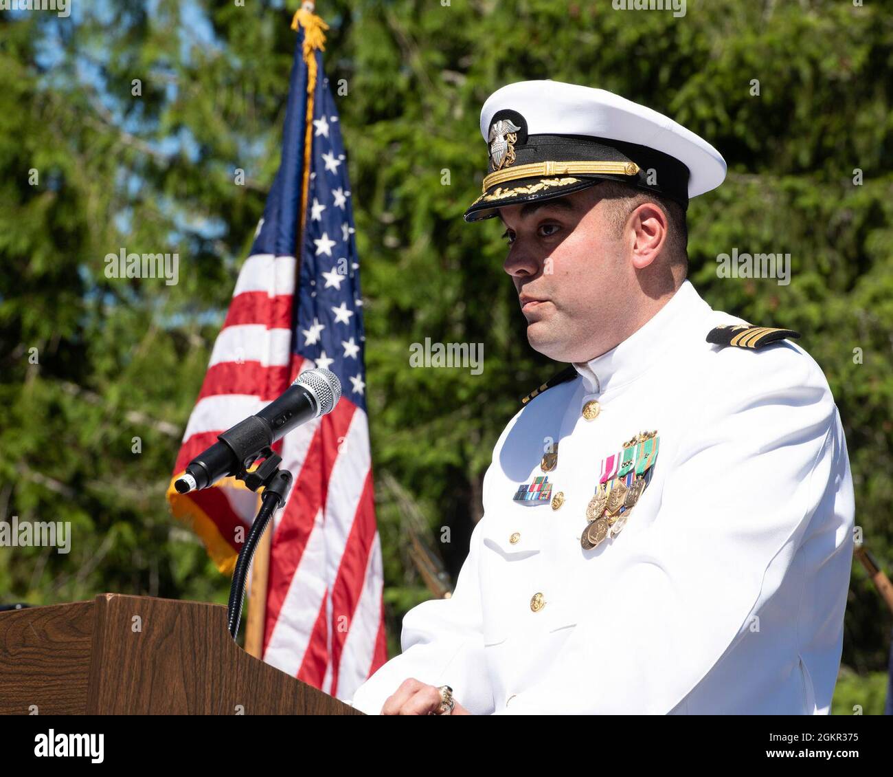 SILVERDALE, Washington - Bef. Allen Agor, Kommandooffizier, USS Henry M. Jackson (SSBN 730) Blue, aus Virginia Beach, Virginia, gibt seine Bemerkungen während einer Befehlswechselzeremonie am 17. Juni ab. Bef. Allen Agor aus Virginia Beach, Virginia, erleichterte Cmdr ordnungsgemäß. Nathan Luther aus Sacramento, Kalifornien, als Kommandant während der Zeremonie auf dem Marinestützpunkt Kitsap-Bangor. Stockfoto