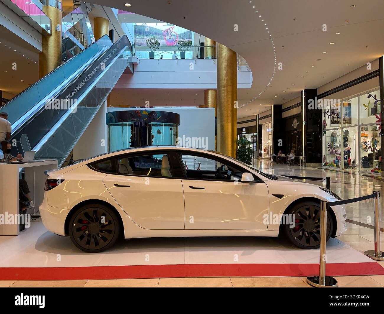 Metallisch-weißes Tesla Model 3 in der Goldenen Halle von Athen. Produziert vom amerikanischen Automobilhersteller Tesla, Hauptaktionär Elon Musk . Stockfoto