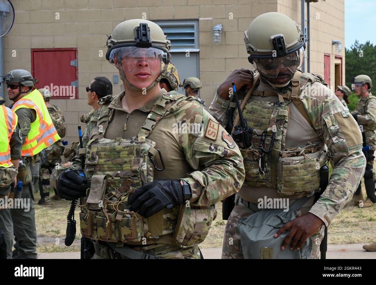 LT. Dan Dibbern und Staff Sgt. William Newton, beide mit dem 155. Sicherheitskräfte-Geschwader, wartet in einer Massenkontrollübung während DES PATRIOT 21 in Fort McCoy, Wis., 17. Juni 2021. PATRIOT 21 ist eine Trainingsübung, die für die zivile Notfallverwaltung und Einsatzkräfte entwickelt wurde, um mit militärischen Einheiten auf die gleiche Weise wie bei Katastrophen zu arbeiten. Stockfoto