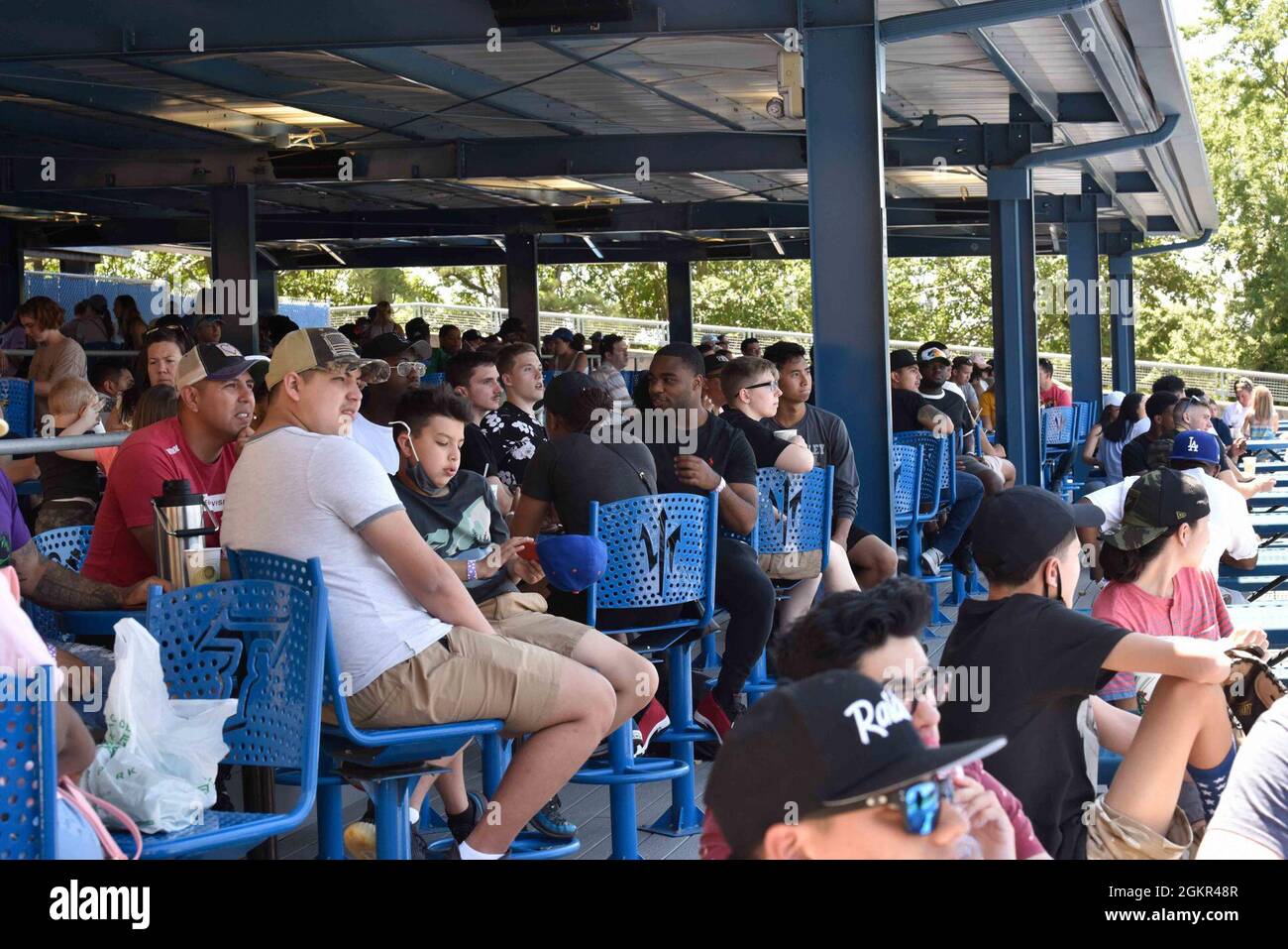 Segler und Familien der US-Marine genießen ein Buffet während eines Baseballspiels der Norfolk Tides im Harbor Park, für eine von Moral, Welfare and Recreation gesponserte Veranstaltung, in Norfolk, Virginia, am 17. Juni 2021. Die John C. Stennis (CVN 74) arbeitet in der Newport News Shipyard zusammen mit NNS, NAVSEA und Auftragnehmern, die Betankung und komplexe Überholung durchführen, als Teil der Mission, das Kriegsschiff im Kampf wieder rechtzeitig und im Rahmen des Budgets abzuliefern, um seine Pflicht zur Verteidigung der Vereinigten Staaten wieder aufzunehmen. Stockfoto