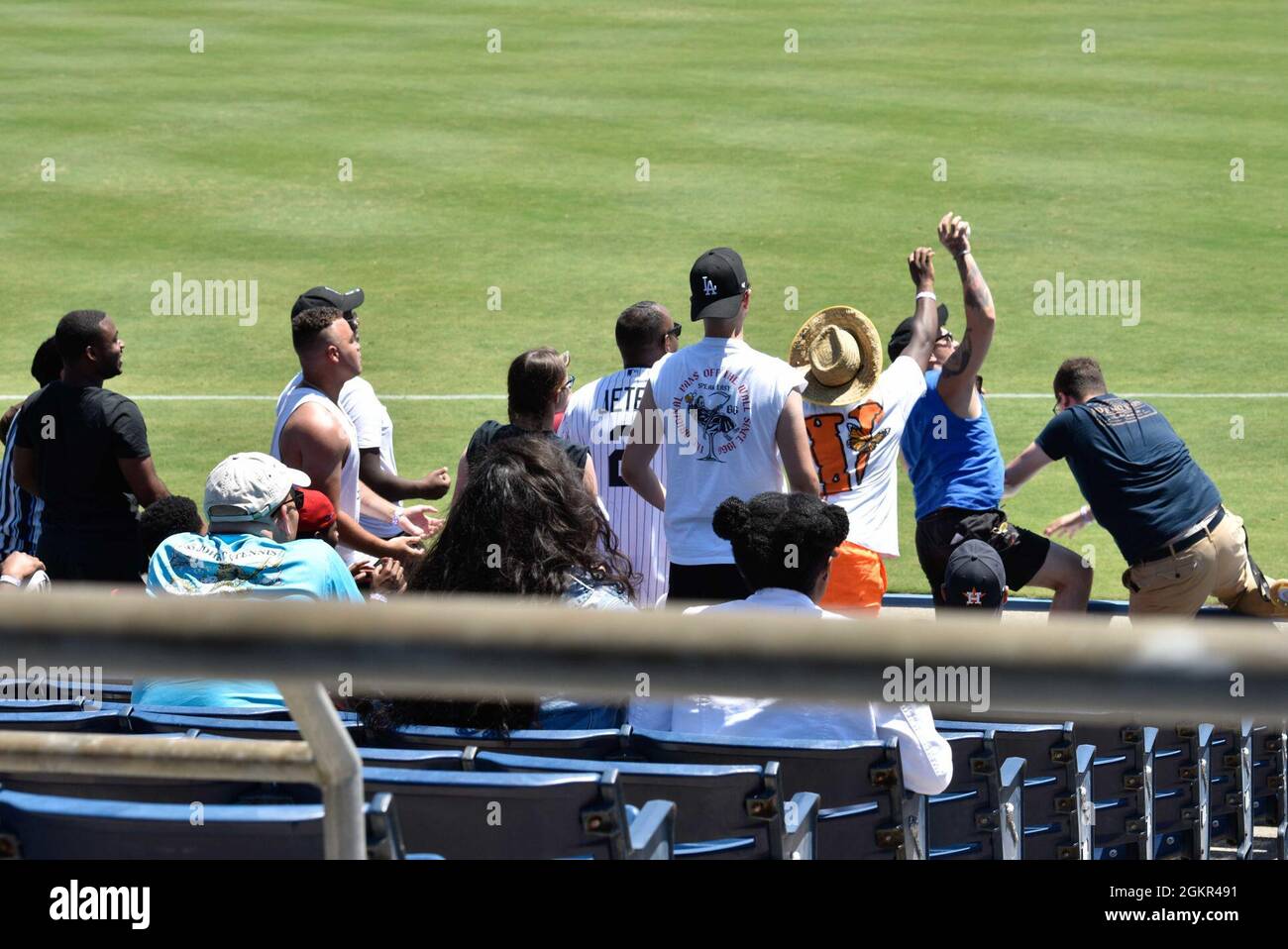 U.S. Navy Boatswain Mate 3rd Class Derrick Gentilly aus Carnegie, Oklahoma, fängt während eines Baseballspiels der Norfolk Tides im Harbor Park für eine von Moral, Welfare und Recreation gesponserte Veranstaltung am 17. Juni 2021 in Norfolk, Virginia, einen streunenden Baseballschläger. Die John C. Stennis (CVN 74) arbeitet in der Newport News Shipyard zusammen mit NNS, NAVSEA und Auftragnehmern, die Betankung und komplexe Überholung durchführen, als Teil der Mission, das Kriegsschiff im Kampf wieder rechtzeitig und im Rahmen des Budgets abzuliefern, um seine Pflicht zur Verteidigung der Vereinigten Staaten wieder aufzunehmen. Stockfoto