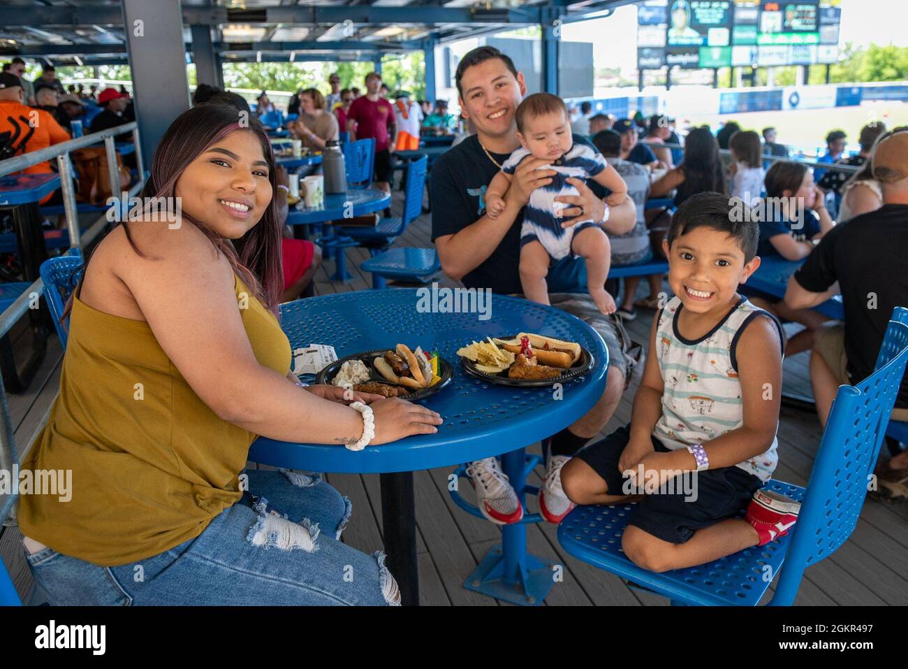 Der Mate 3rd Class Devyn Leonardo von US Navy Aviation Boatswain aus Ontario, Kalifornien, sitzt mit seiner Familie während eines Baseballspiels der Norfolk Tides im Harbor Park, für eine von Moral, Welfare und Recreation gesponserte Veranstaltung, in Norfolk, Virginia, am 17. Juni 2021. Die John C. Stennis befindet sich in Newport News Shipyard und arbeitet mit NNS, NAVSEA und Auftragnehmern zusammen, die Betankung und komplexe Überholung durchführen, als Teil der Mission, das Kriegsschiff wieder in den Kampf zu bringen, pünktlich und im Rahmen des Budgets, um seine Pflicht zur Verteidigung der Vereinigten Staaten wieder aufzunehmen. Stockfoto